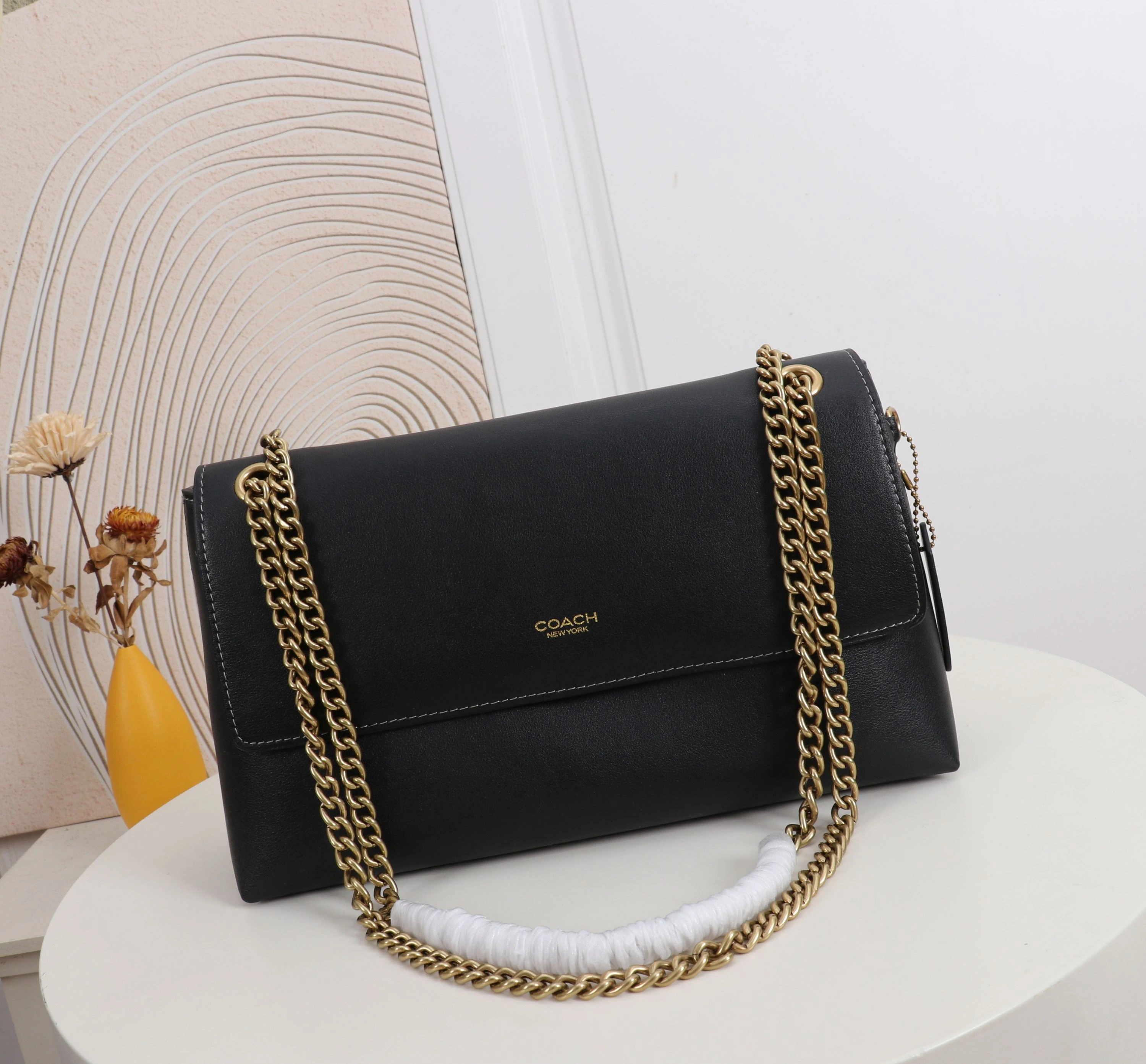 Coach コウチシン 新作 CHELSEA シリーズ ショルダーバッグ。大容量で、チェーン🔗のショルダーストラップを採用。型番:CDS61 サイズ:30×18×12cm