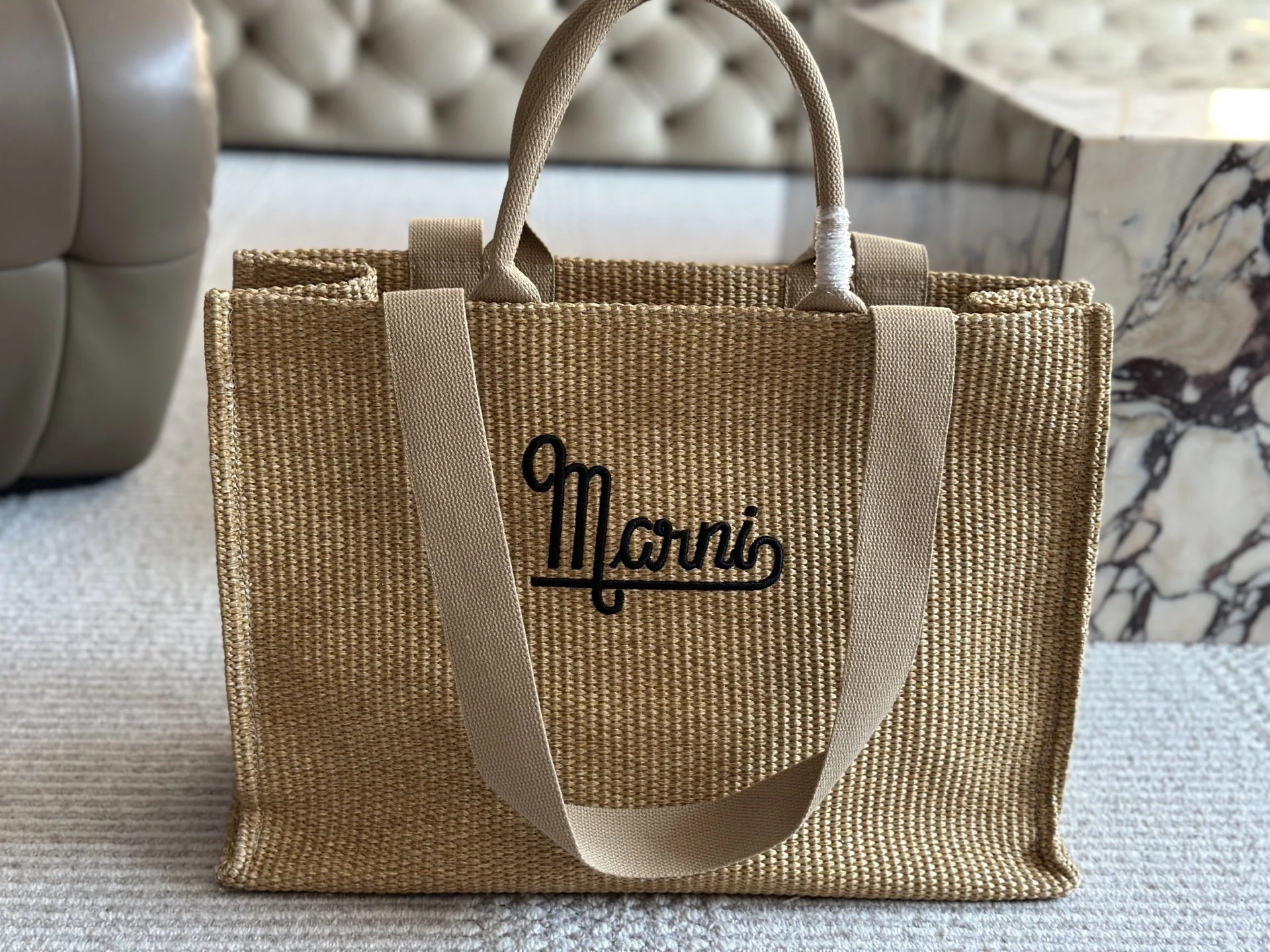 マルニの買い物かごがもたらす喜び。夏って本当に素敵ですね。マルニのこの買い物かご、とってもおしゃれ!コーディネートに困ったら、これ以外に頼れるものはありません。どんなにシンプルな服でも、これと合わせれば、さりげないポーズ一つでグラビアのような写真に。街歩きや旅行でも、注目度間違いなし。今夏最もおしゃれなアイテムです。大きいサイズも小さいサイズもサイズも揃って