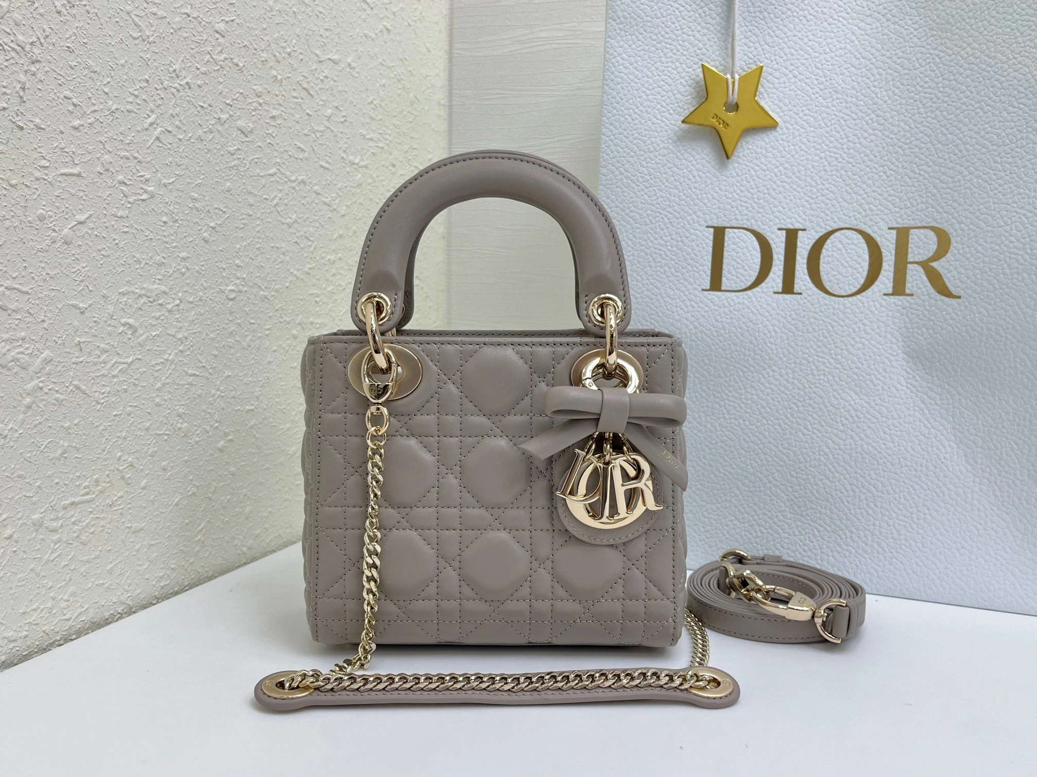 (アップグレード版 内側:羊の腱) バタフライ🦋フェスティバル❤️❤️Lady Dior 3つのコンパートメントを備えたブラックシープスキン製、シルバーバックルのクラシックなダイアナ・バッグは、Diorの優雅さと美しさに対する深い洞察を体現しています。丹精込めて製作され、ウィッカー柄のサテンステッチで目を引くキルティングディテールを施し、エレガントでクラシッ