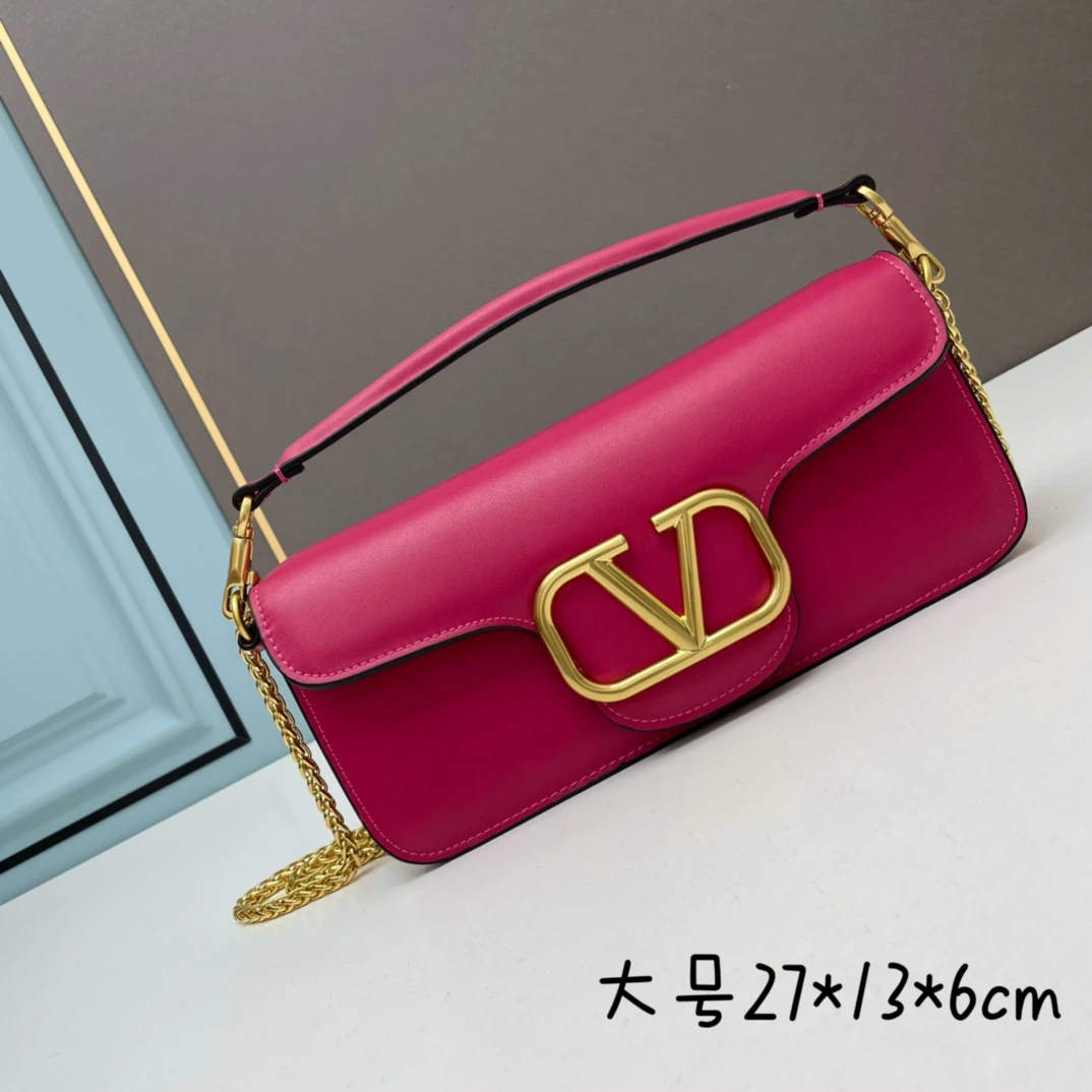 🌺新商品ロット19220🌺 ヴァレンティノ 2022年早春コレクション# クラシックなバッグがアップデートされ、ストリートの注目の的。 ボディとストラップには象徴的なスタッズがあしらわれ、新色も登場。無限のコーディネートの可能性が広がります! メタルチェーンと上質なレザーが織りなすユニークなダブルハンドルは、取り外してクラッチバッグとしても使用可能。多彩なス