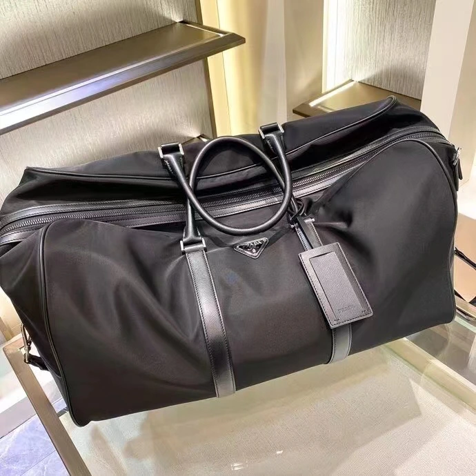 ✨新商品発売✨最新モデル ナイロン旅行バッグ 2VC013 輸入パラシュート生地+サフィアーノ牛革 前面に三角のエナメルロゴ ハンドルはクロスグレイン牛革 ナイロン製で軽量 ショルダーストラップは取り外し自由 大容量で旅行に必須の一品 機内持ち込みにも非常に便利✈ OEMコード:208 サイズ:55*33*27cm ブラック