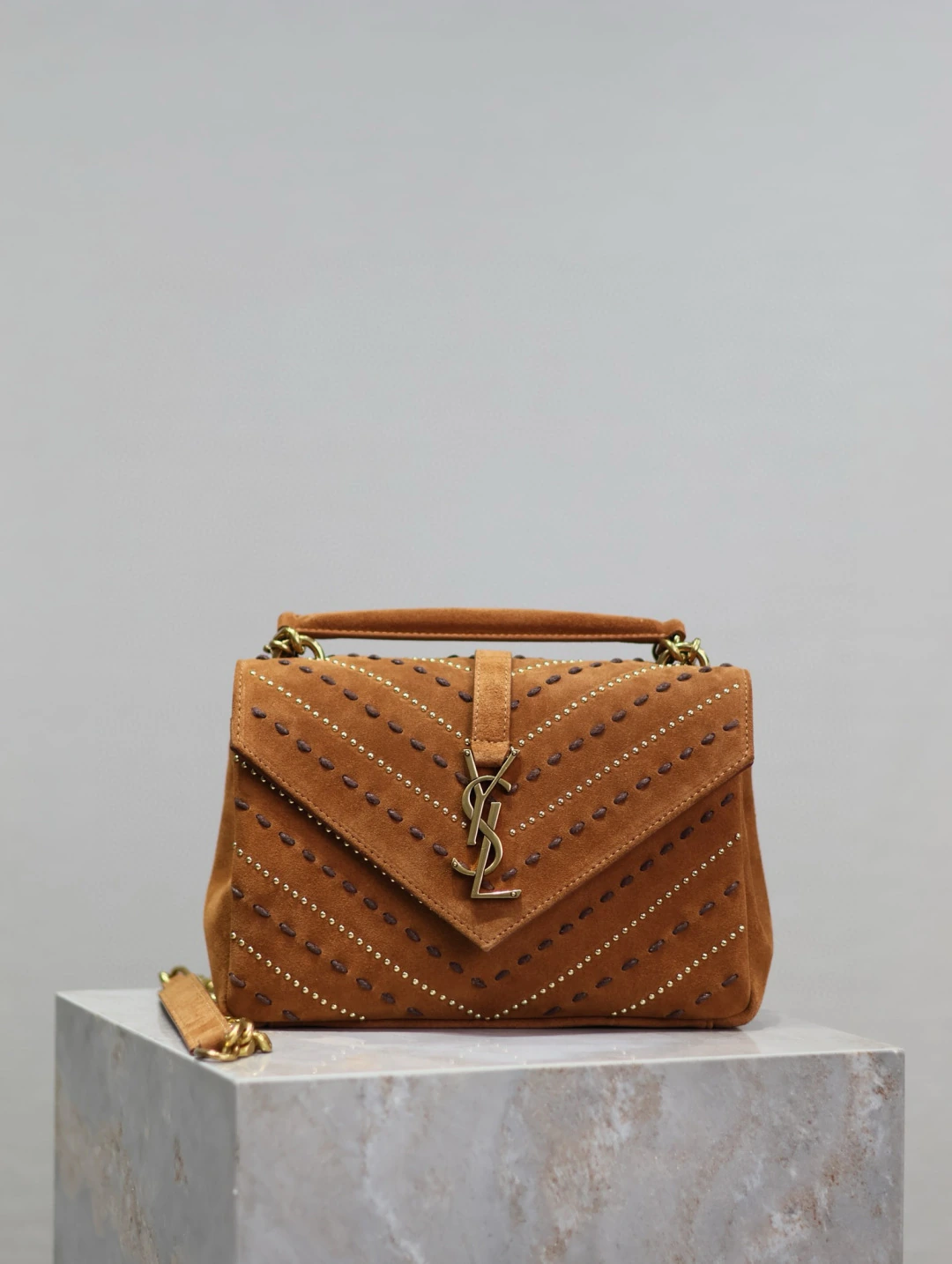 キャラメルカラーのリベット付き紐通しデザイン、マット仕上げ_24cm #Monogram college# 定番のメッセンジャーバッグ、超ホットでインパクト大のモデル24Cm、ストリートスナップの必須アイテム、多くのセレブやハリウッドの女神たちが選ぶ定番モデル。どんなコーディネートにも映え、違和感ゼロ。カジュアルな装いには気取らないクールさを、フォーマルな装
