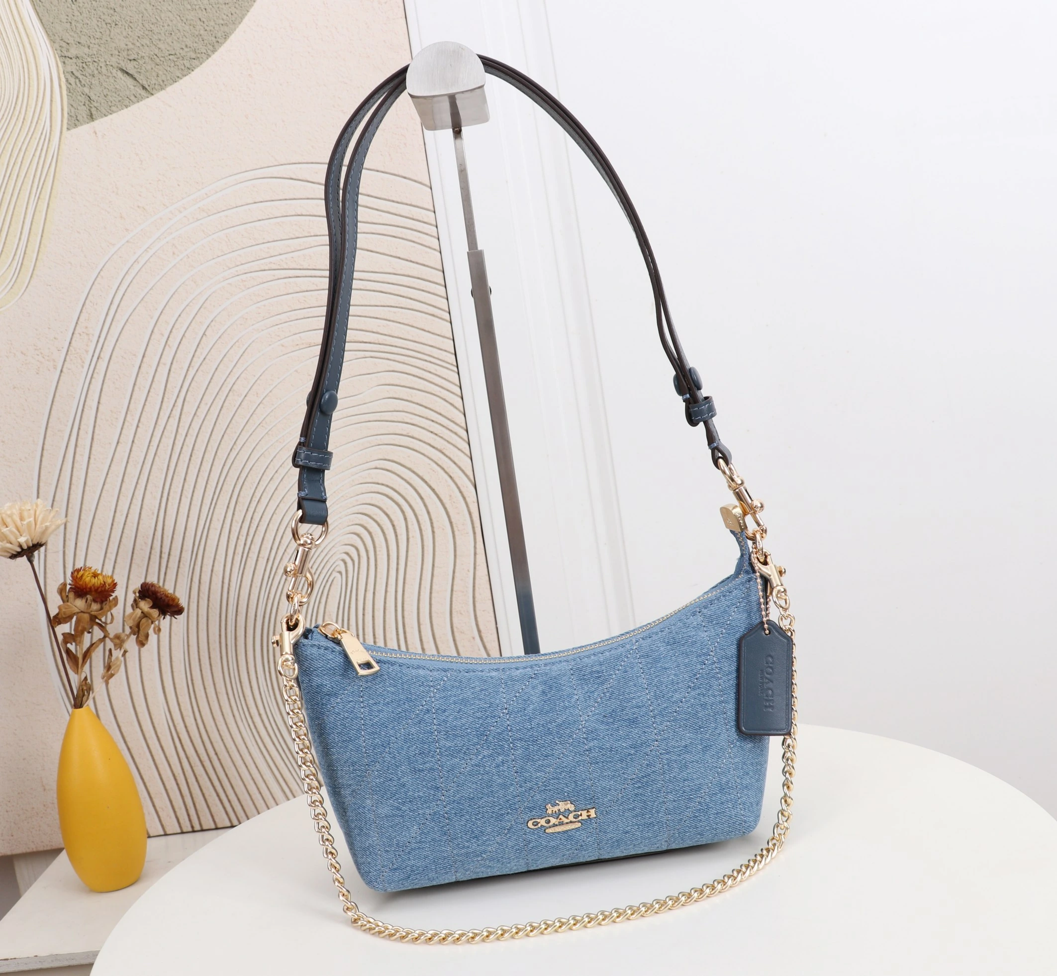 Coach カイトリン(Caitlin)24号シリーズのショルダーバッグ。小さなチェーンストラップ付きで、手持ちや脇に抱えて持ち運ぶことも可能です。型番:CDZ88 サイズ:24×13×9cm