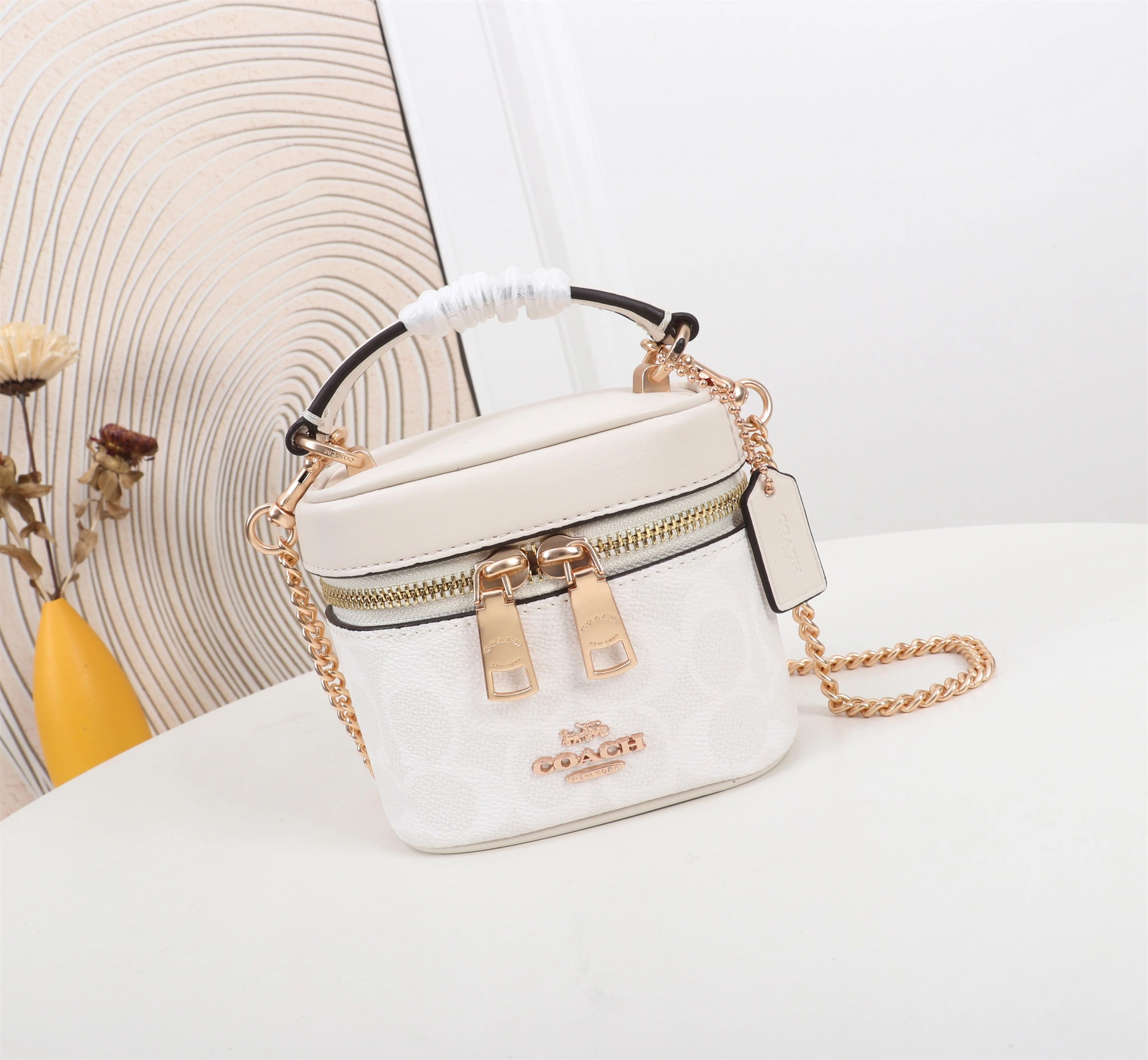 COACH コーチ「Ava Crossbody Bag」シリーズのミニボックスバッグ、サイズ:11.5×10×8.5cm 型番:CY732