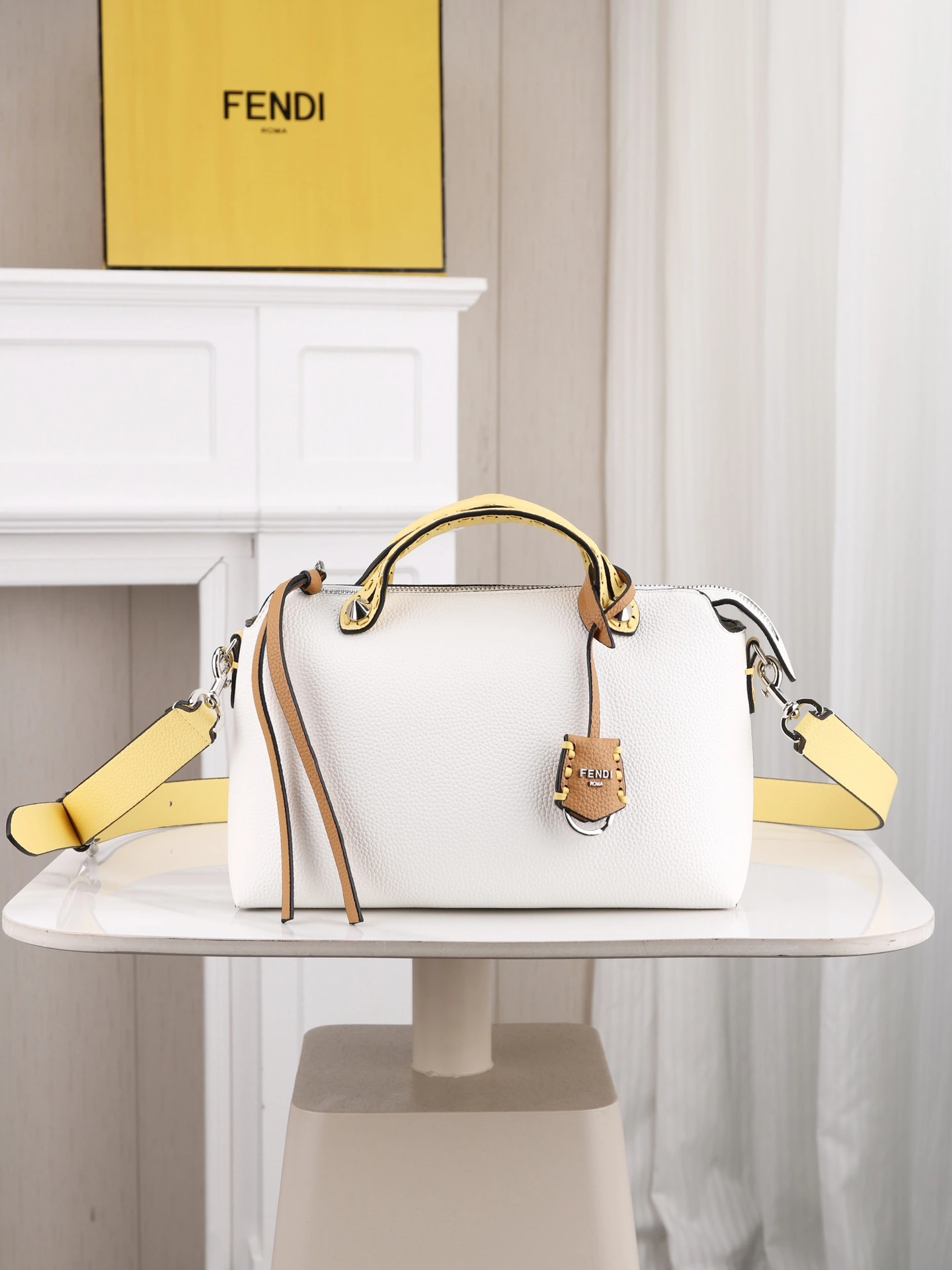 モデル番号1119 FENDI^ 新品のボストンバッグ~ クラシックなモノグラム柄の生地とカーフレザーを組み合わせ、ダブルハンドルとチャーム付き。長さ調節・取り外し可能なショルダーストラップ、上部ファスナー開閉式。ファスナー付き仕切りにより、内部は2つのコンパートメントと2つのポケットに分かれています。 商品番号: サイズ:28/12/18cm88f