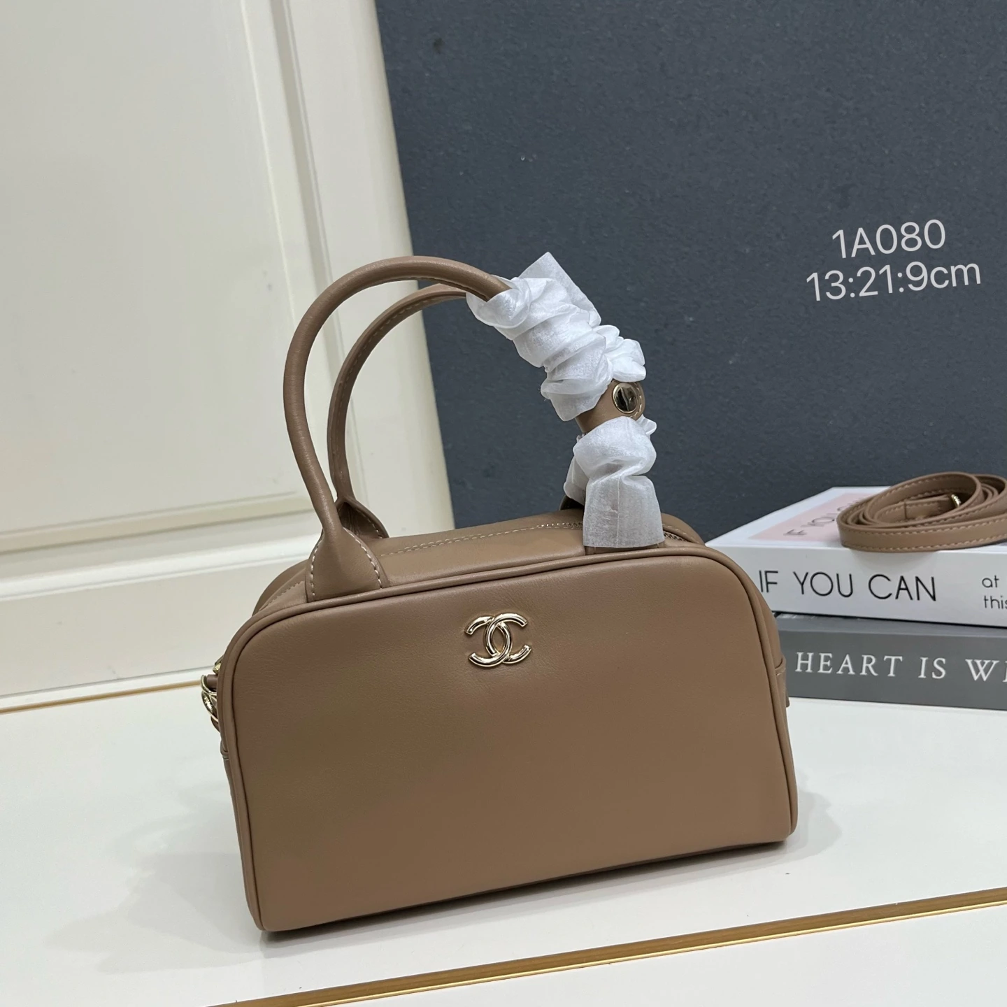 ロット番号19230。26B ボウリングバッグミニ 今シーズンとてもかわいいバッグです✨ クラシックなボウリングバッグのシルエットで、シンプルな幾何学的なデザインがレザーそのものに視線を集中させます。すっきりとしたラインの中に、ほのかなゆとりを感じさせます🤍 両手持ちとショルダーストラップを兼ね備え、レトロで気取らない雰囲気を残しつつ、洗練された印象も加えて