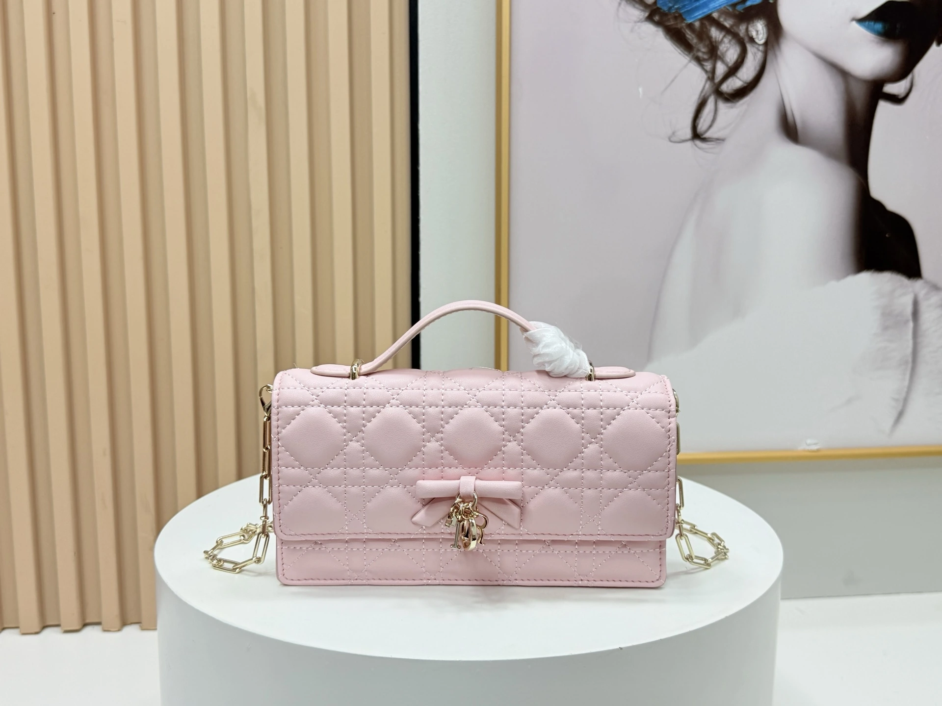 lady Dior リボン付きクロスボディバッグ 今シーズンの新作であるこのハンドバッグは、上部にハンドルが付いており、エレガントで実用的なデザインで、Lady Dior シリーズにさらなる彩りを添えています。ラムレザーを丁寧に仕立て、ウィロー柄をあしらい、フラップデザインにD.I.O.R.のチャームを組み合わせることで、洗練された雰囲気を演出しています。実