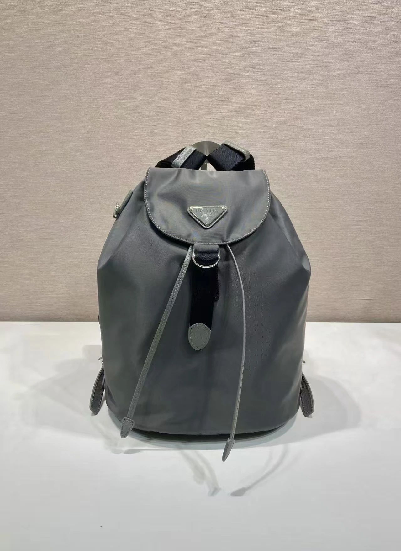 🎉新商品🎉1BZ0197 リュックサック🎉🎉 このリュックサックは、輸入ナイロン生地とクロスグレインの牛革を使用しています。ハンドルが付いていない唯一のリュックサックで、非常にユニークでカジュアルな雰囲気があり、収納力も抜群です。背負った時の着け心地は軽やかでスタイリッシュ、しかも実用的。いつの時代も色あせない定番アイテムです🎉🎉皆さん、ぜひお早めにお買い求