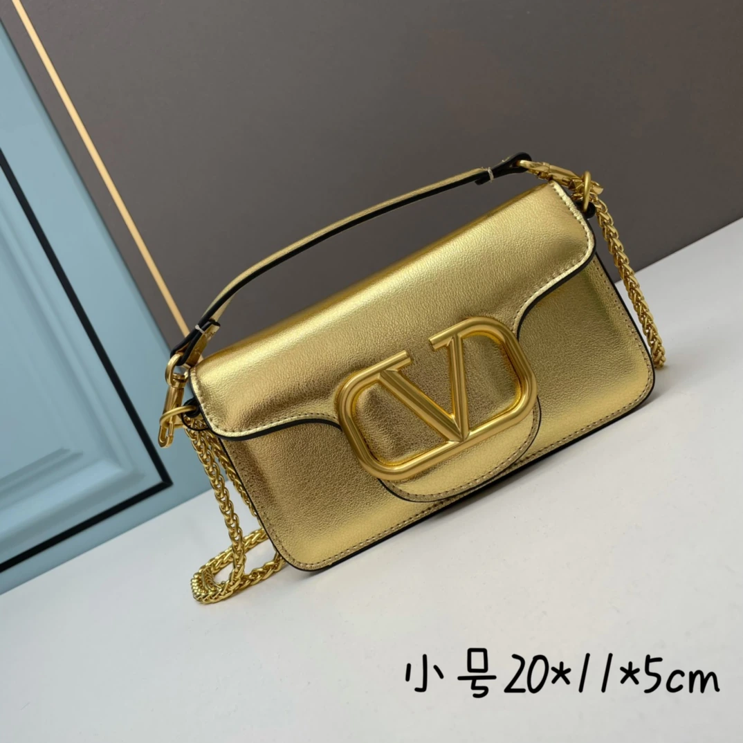 小サイズ ロット19210【520厳選】VALENTINO 華家 レディースMINILOCO カーフスキン新作。メタルチェーンと上質なレザーが織りなすユニークなダブルハンドル。ハンドルを外せばクラッチバッグとしても使用可能。多彩なスタイリングが楽しめる、実用性とファッション性を兼ね備えたアイテム。 Garavani Stud Sign ソフトレザーショルダー