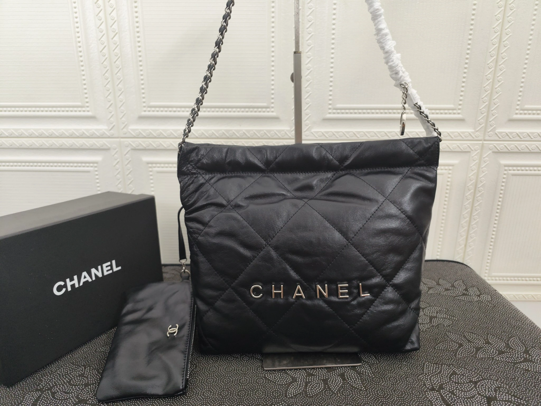 /220..CHANEL🔥!🔥!🔥!公式サイトの正規品がついに登場:モデル207-1 Mサイズ:39X42X8Cm 207-1:Sサイズ:35X37X7Cm:2022年春の新作在庫あり:牛革シリーズ。仔牛革の美しい光沢と、滑らかで繊細な肌触りが心地よい。カジュアルなドローストリング付きボディバッグで、大容量かつスタイリッシュでどんなスタイルにも合わせやすい