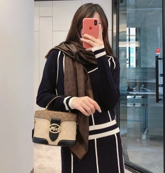 Coach georgie レトロなツートンカラーのボックスバッグ 5504。カラーリングが上品で、容量もたっぷり。おしゃれに街へ出かけるのにもぴったりです。ハンドルとショルダーストラップはどちらもスネーク柄のレザーで、コーディネートが際立ちます!サイズ:20×14×11.5cm