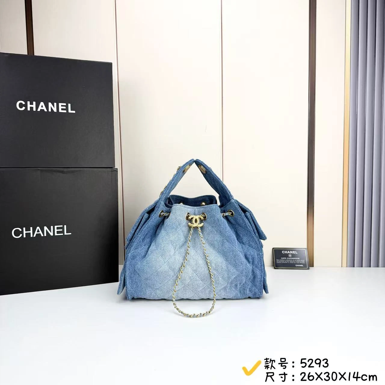 Chanel 25S ホーボー ドローストリング スモール バケットバッグ デニムブラック💙 アップグレード版⬆️ ライトブラックの25bagは、真夏のために特別に用意されたものですね。25 Bagの人気がどれほど高いかは、言うまでもありません~ 真夏といえば、ライトブラックのデニム製スモールサイズが、皆さんから大人気です! 爽やかなライトブルーのデニム+ほ