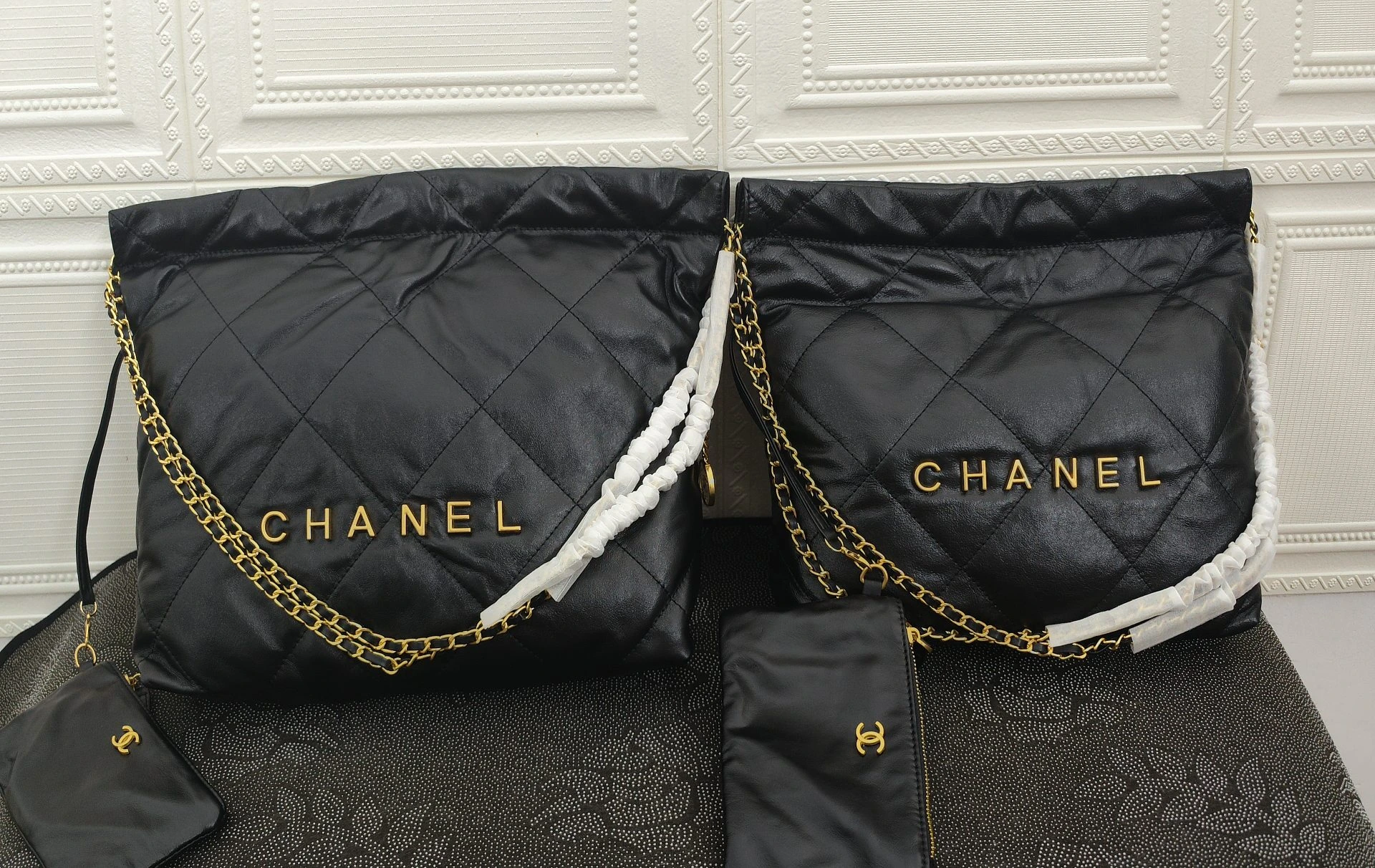 /220..CHANEL🔥!🔥!🔥!公式サイトの正規品がついに登場:モデル207-1 Mサイズ:39X42X8Cm 207-1:Sサイズ:35X37X7Cm:2022年春の新作在庫あり:牛革シリーズ。仔牛革の美しい光沢と、滑らかで繊細な肌触りが心地よい。カジュアルなドローストリング付きボディバッグで、大容量かつスタイリッシュでどんなスタイルにも合わせやすい