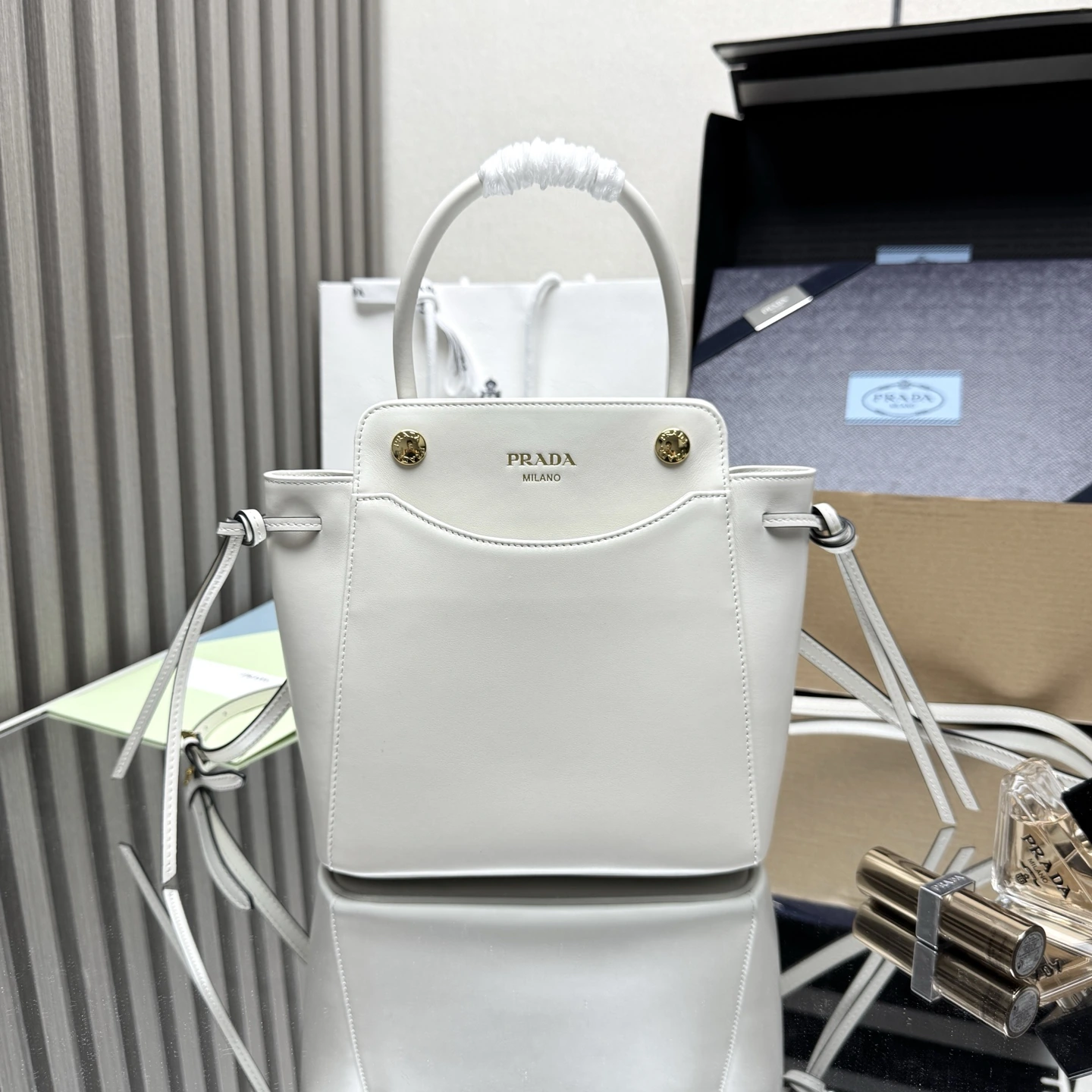 🎉新作Carryハンドバッグ🎉1BA496🎉🎉このハンドバッグは、スタイリッシュで洗練されたデザインにより、日常使いのあらゆる細部にダイナミックな美しさを取り入れています。広々としたこのバッグは輸入牛革で作られており、取り外し・長さ調節が可能なレザーショルダーストラップが付属しています。マグネット式の開閉機構は、独特なレトロなスタイルを醸し出しています。身に