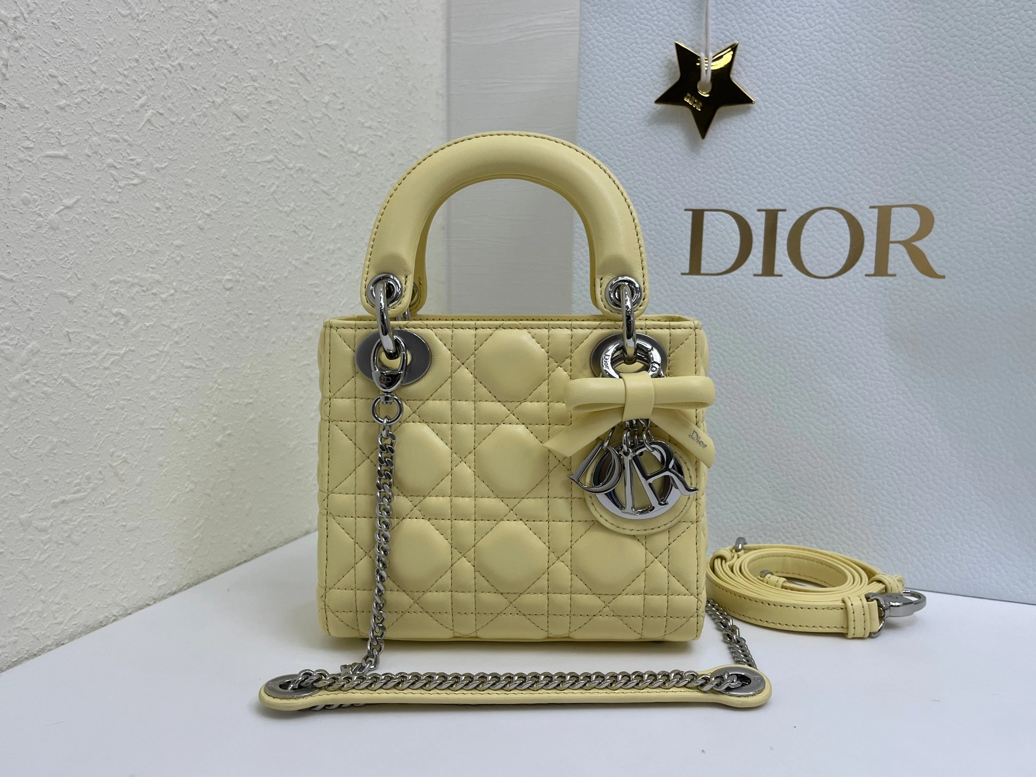 (アップグレード版 内側:羊の腱) バタフライ🦋フェスティバル❤️❤️Lady Dior 3つのコンパートメントを備えたブラックシープスキン製、シルバーバックルのクラシックなダイアナ・バッグは、Diorの優雅さと美しさに対する深い洞察を体現しています。丹精込めて製作され、ウィッカー柄のサテンステッチで目を引くキルティングディテールを施した、上品でクラシックな