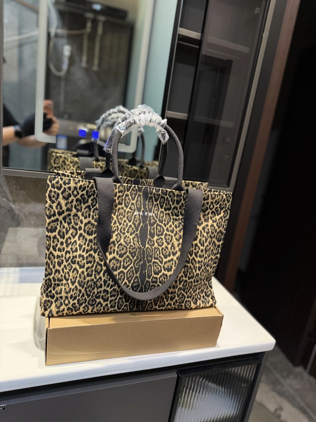❤️❤️ マルニのヒョウ柄トートバッグ。このヒョウ柄トートバッグは、クラシックなヒョウ柄とブラックレザーの組み合わせで、ワイルドさとエレガンスを兼ね備えています!トップグレードの牛革を使用しており、手触りが柔らかく耐久性にも優れています。形がしっかりとしていて容量も大きいため、通勤や近場の外出に非常に実用的です。手持ち+調節可能なショルダーストラップで、持ち