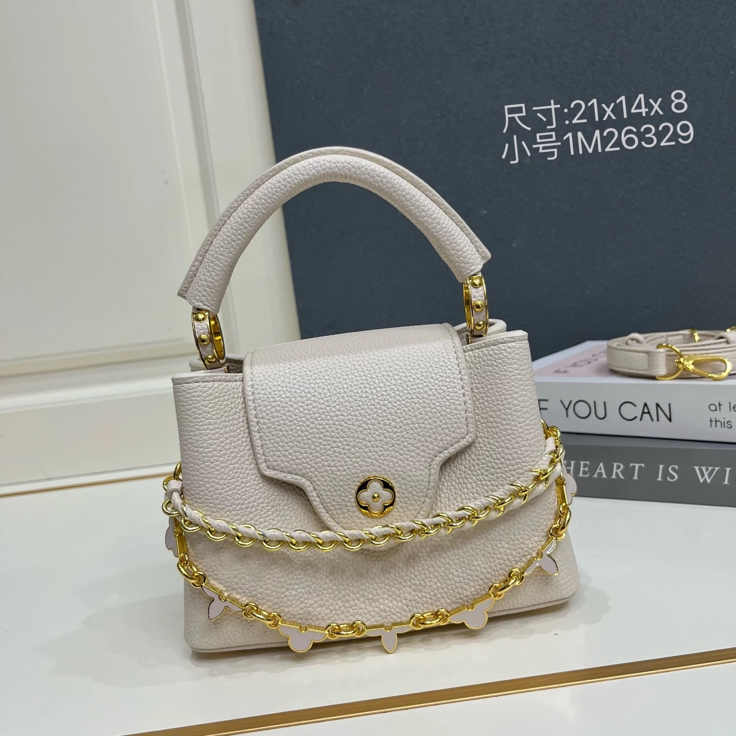 スモールサイズ。この LV 「ミラージュ」エディションの「カプシーヌ ナノ」ハンドバッグは、「エクセプショナルズ」コレクションに属し、サテン仕上げのタウリヨン牛革を使用しており、ディナーパーティーに最適な一品です。モノグラムの花柄がクリスタルのような輝きを放ち、メタル製の LV の文字がさらに華やかさを添えています。内側にはポケットと鏡が備わり、多彩な持ち方