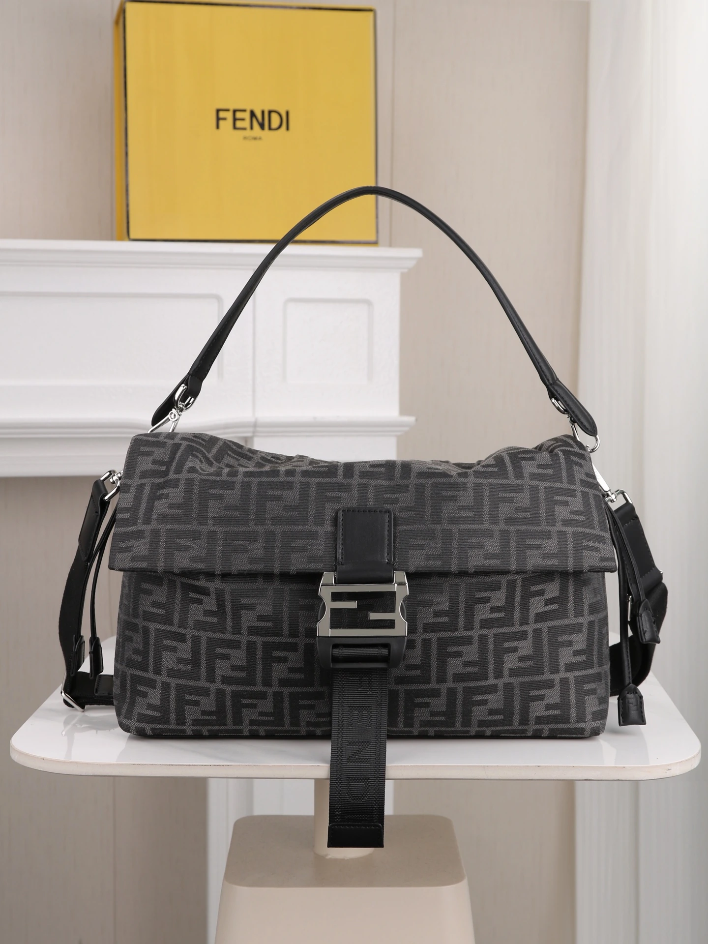 モデル1122 折りたたみボックス付き フェンディFendi Flux メッセンジャーバッグ 🖤Fendi Flux メッセンジャーバッグは、シンプルで洗練されたデザインに、象徴的なメタル製の「F」バックルが組み合わさり、一目でフェンディと分かる高い認知度を誇ります✨。ドローコードとフラップのダブル開閉で、安全かつ便利です。ショルダーストラップは長さ調節