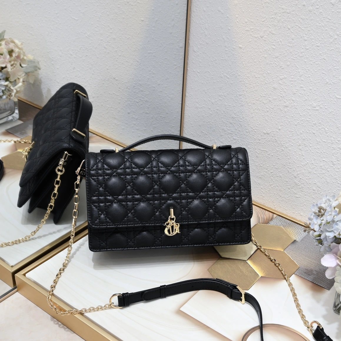 Dior ラージサイズ ブラック 在庫あり‼️ ブリックキャビネットの最新ミディアムサイズ パールチェーン クラッチバッグ。象徴的な籐柄チェック、クラシックなアルファベットのチャーム、ユニークなハンドルデザイン、柔らかなラムスキンを組み合わせ、エレガントかつファッショナブル。最大の見どころは絶妙なチェーンで、バッグ全体をより洗練された印象にしています。内側