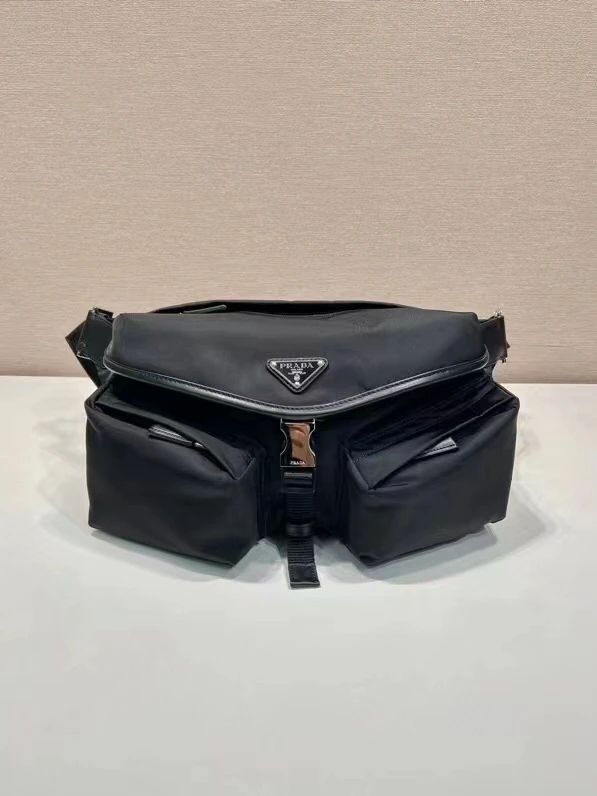 🎉新商品🎉2VH175 ショルダーバッグ🎉 このショルダーバッグは輸入ナイロン生地を使用しており、実用的で洗練されたデザインです。収納力抜群の斜め入りワークポケットを備え、フラップデザインと調節可能なショルダーストラップを採用。すっきりとした幾何学的なラインと柔らかな肌触りで、どんなスタイルにも合わせやすく、現代的な魅力を際立たせます。軽量で実用的、ショルダ
