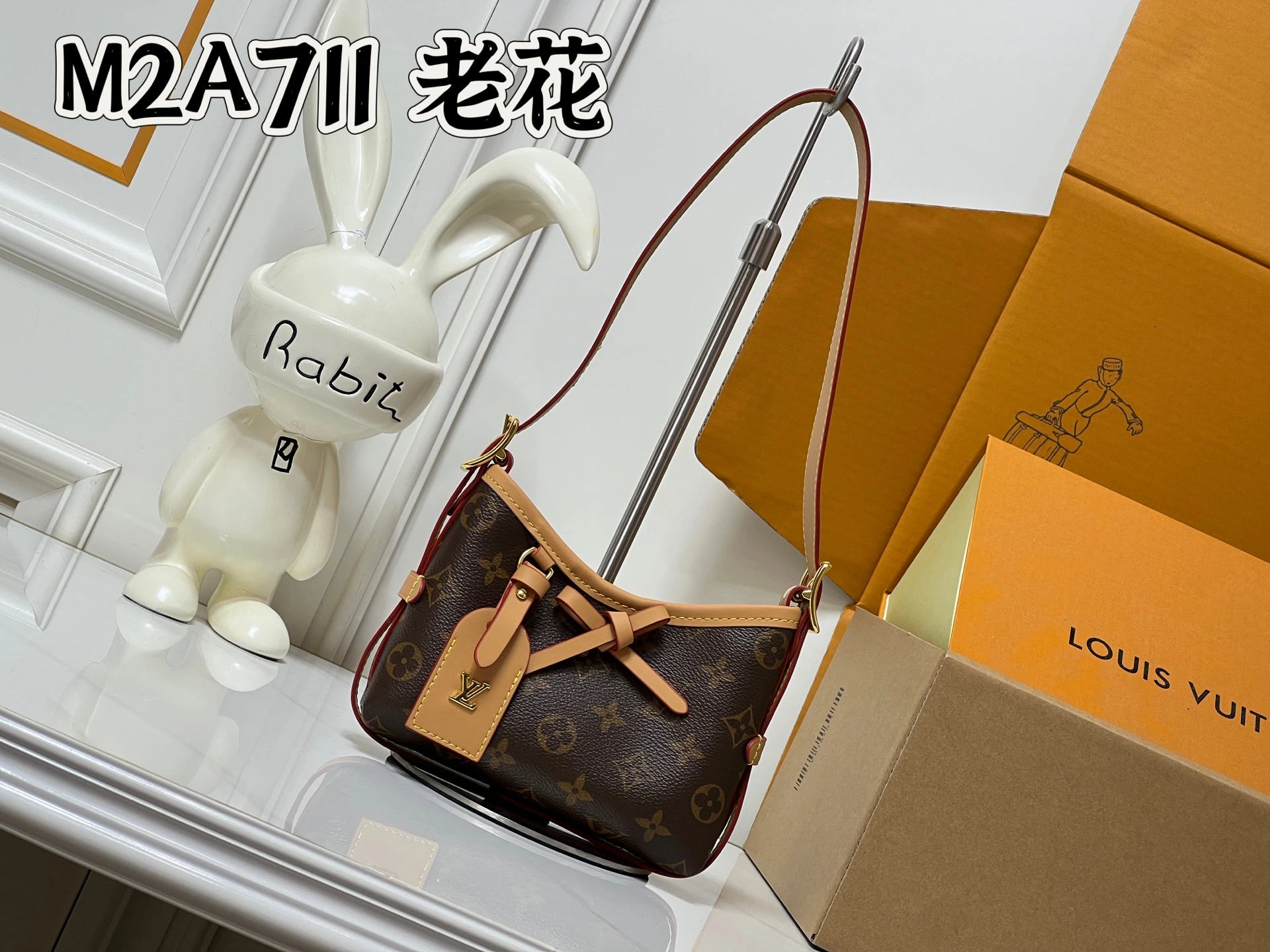 ロット19140💰M2A711モノグラム この「Nano CarryAll」バッグは、そのコンパクトなフォルムで、日常の定番アイテムに新たな息吹を吹き込みます。モノグラム・キャンバスにコントラストの効いたレザーのトリミングを組み合わせ、ドローストリングのディテールが上品な趣を醸し出し、ネームプレートには LV のイニシャルがあしらわれています。金属パーツが洗