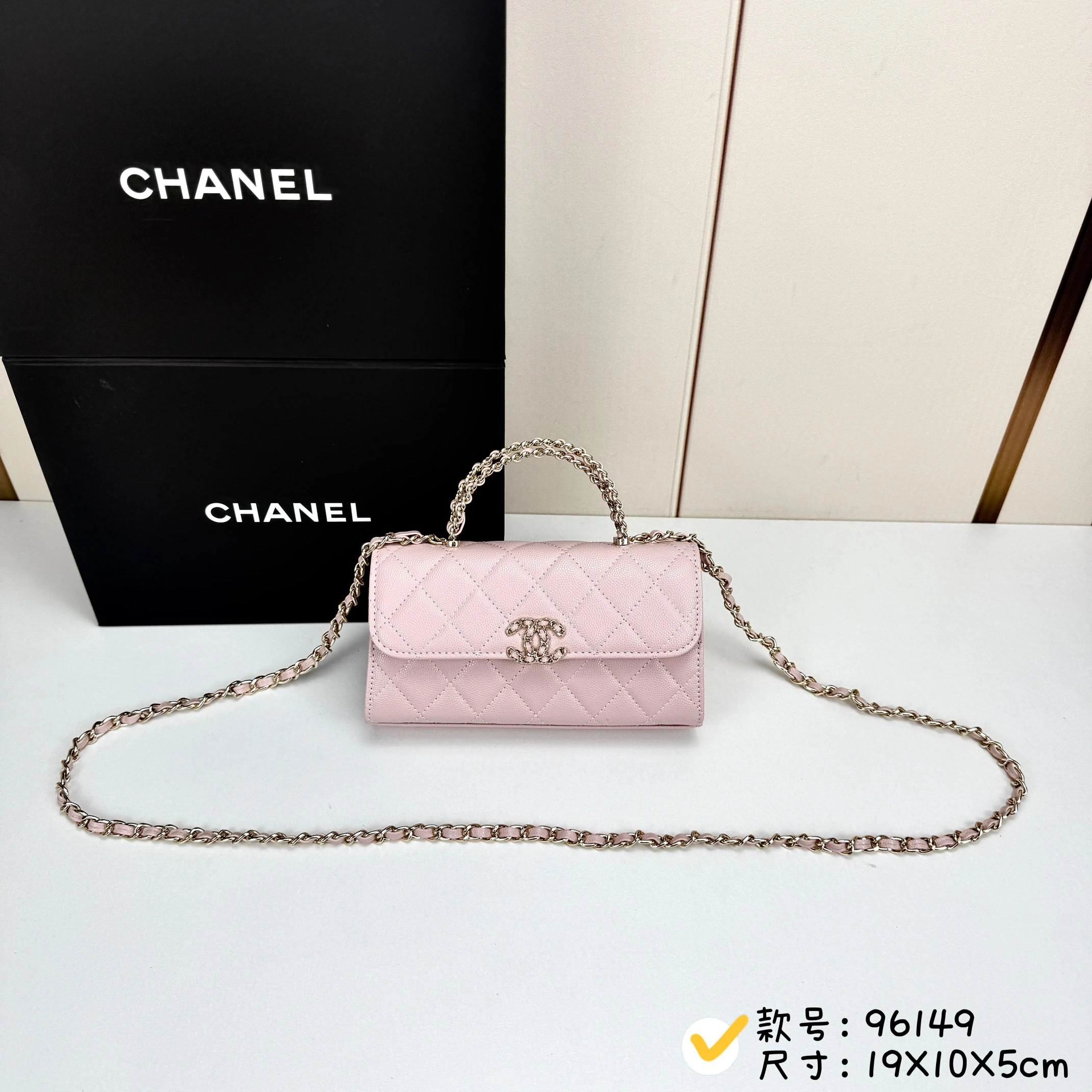 Chanel ハンドル付きケリーバッグ 革チェーンデザイン・ハンドル付き・持ち手は2本の革チェーンが交差したデザイン・ライトゴールドのクラシックな金具。手持ちもショルダーも可能です。スモール・ケリーのショルダーストラップは、平均的な身長の方にぴったりで、長すぎず、あの「太めの」モデルよりも短めです。チェーンをバッグの中に収納することもでき、手持ちならよりエレ