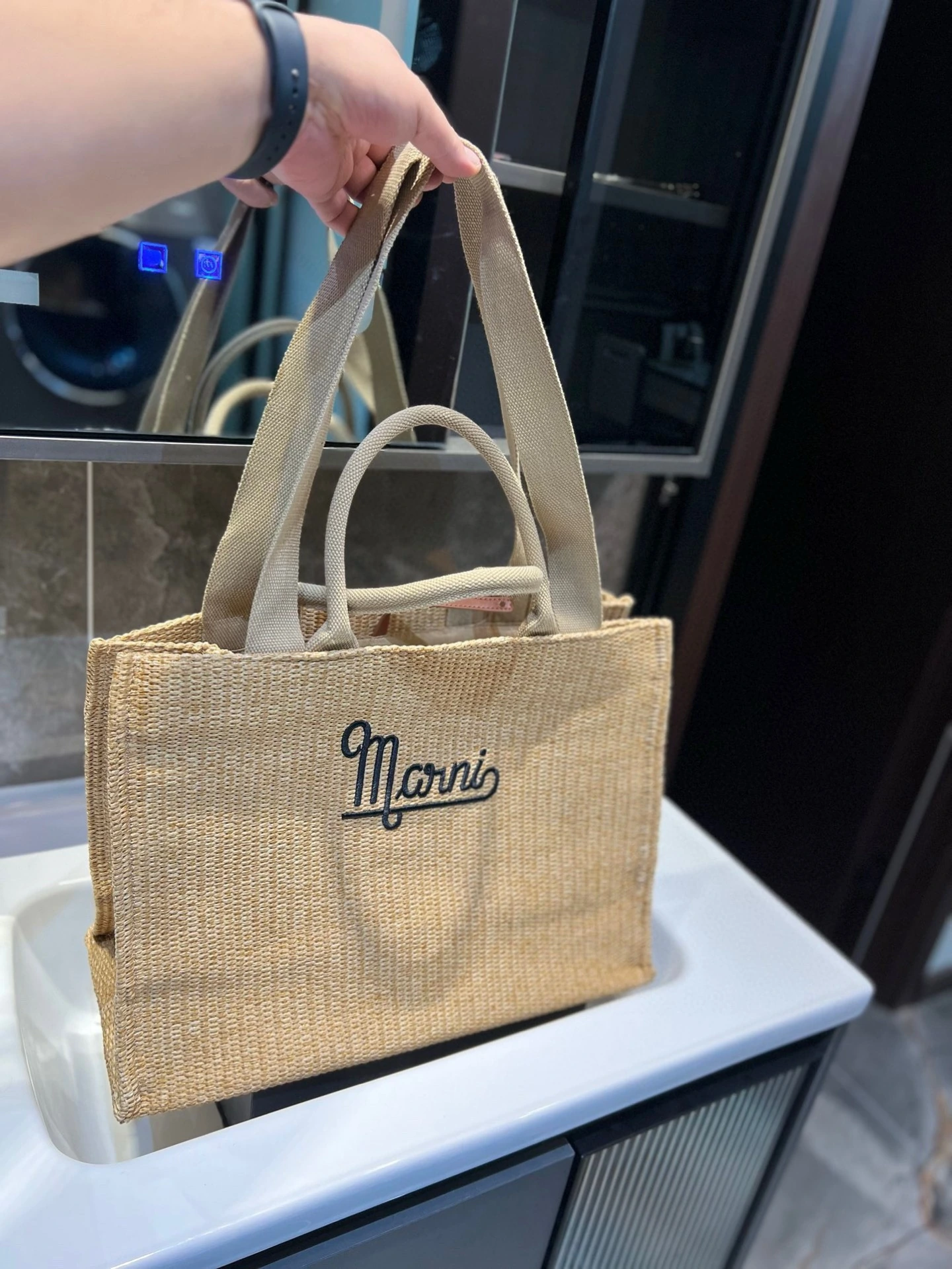 ❤️❤️ キャンバストート💭 マルニのキャンバストートは、デザインがとてもシンプルで派手すぎず、どんなコーディネートにも合わせやすいんです。軽やかなキャンバス地とレザーの質感が相まって、実用性も抜群。見た目も機能性も兼ね備えていて、収納力もたっぷり。普段着との組み合わせもカジュアルで上品な印象に。おしゃれを楽しむための必須アイテムで、旅行や小旅行に持っていく