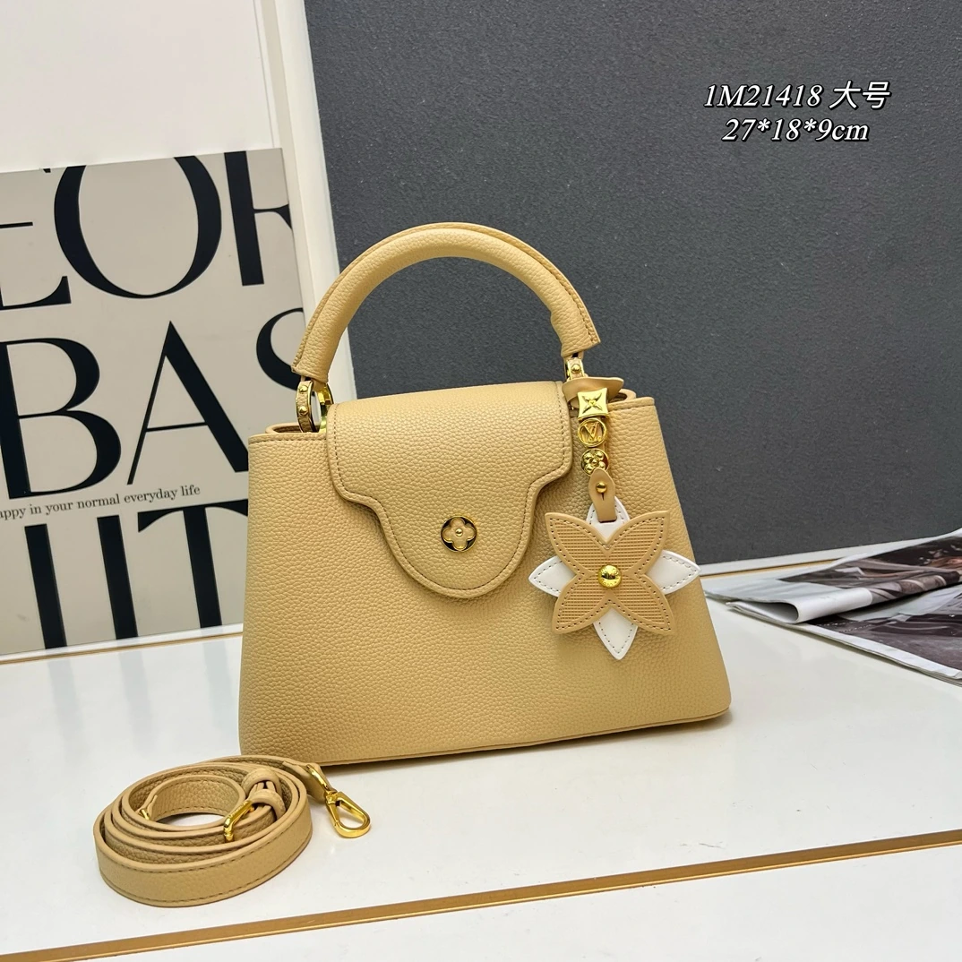 【ラージサイズ】フラワーチャーム付き「カプシーヌ」 BB ハンドバッグは、柔らかなタウリヨン牛革を使用し、取り外し可能なモノグラムの花形レザー装飾が今シーズンの新鮮なアクセントを添えています。トップハンドルと取り外し・長さ調節が可能なショルダーストラップを巧みに活用し、手持ち、肘掛け、肩掛け、クロスボディと、持ち方を自在に切り替えることができます。1M214
