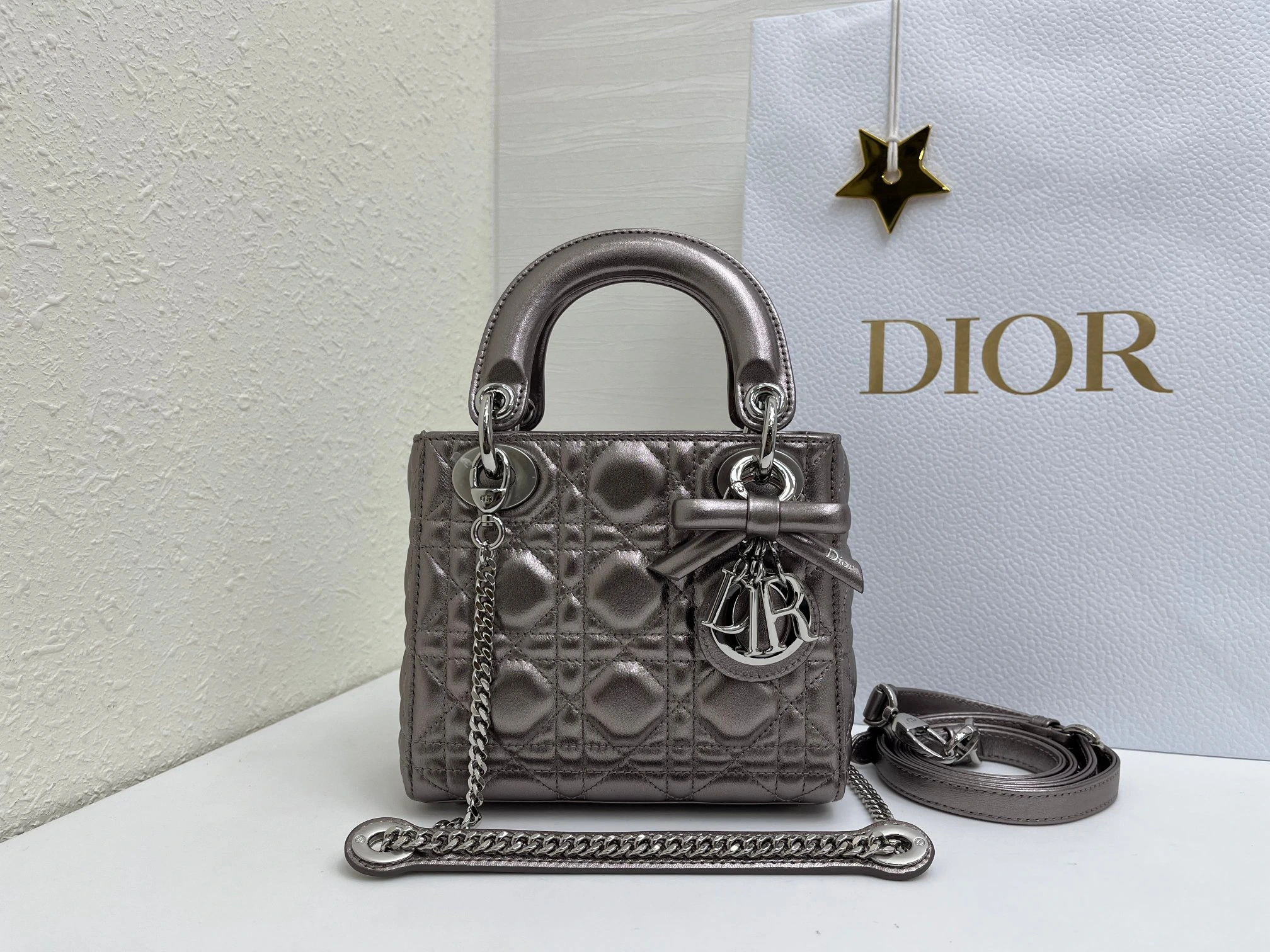 (アップグレード版 内側:羊の腱) バタフライ🦋フェスティバル❤️❤️Lady Dior 3つのコンパートメントを備えたブラックシープスキン製、シルバーの金具をあしらったクラシックなダイアナ・バッグは、Diorの優雅さと美しさに対する深い洞察を体現しています。丹精込めて製作され、ウィッカー柄のサテンステッチで目を引くキルティングディテールを施した、上品でクラ