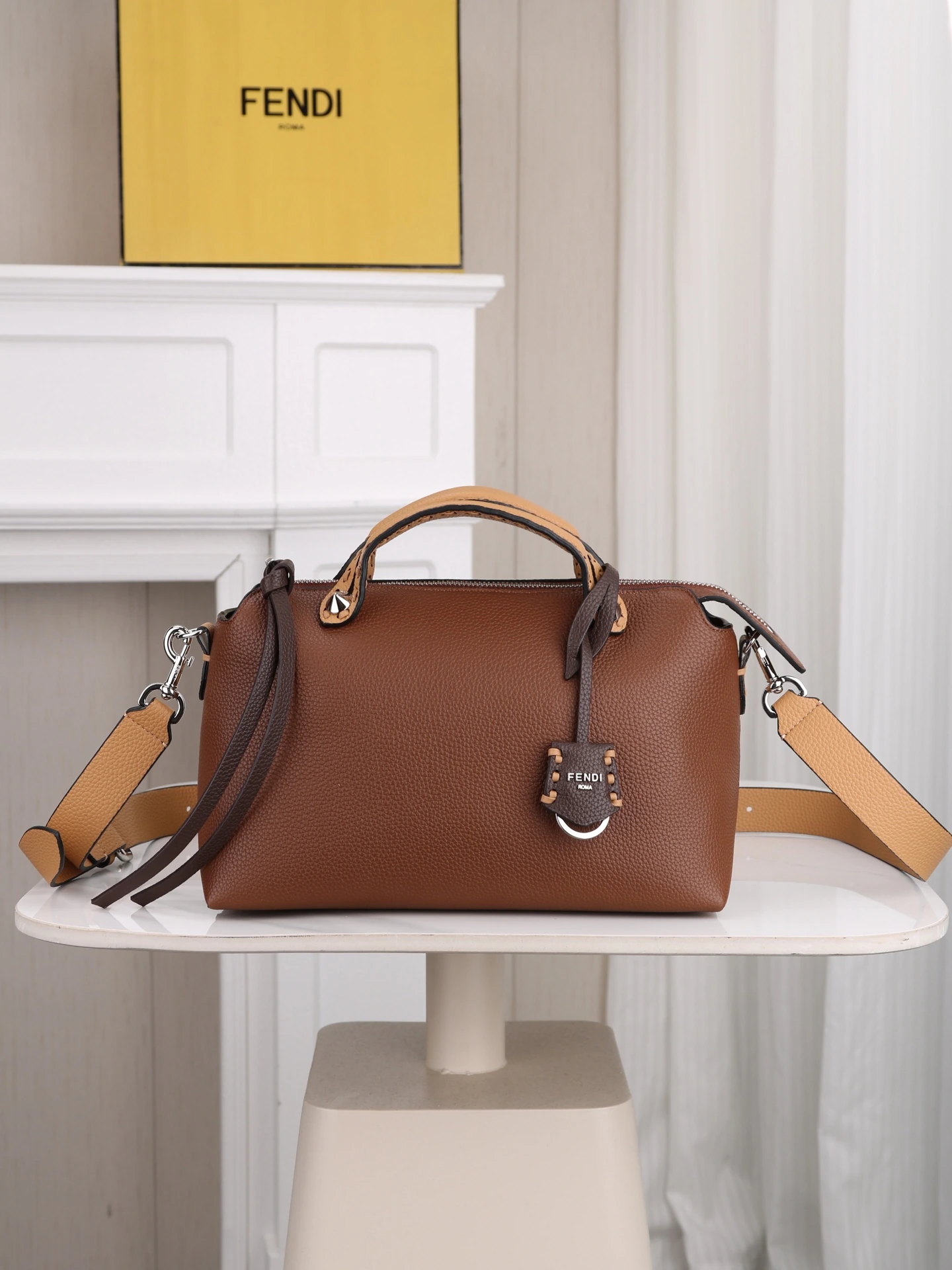 モデル番号1119 FENDI^ 新品のボストンバッグ~ クラシックなモノグラム柄の生地とカーフレザーを組み合わせ、ダブルハンドルとチャーム付き。長さ調節・取り外し可能なショルダーストラップ、上部ファスナー開閉式。ファスナー付き仕切りにより、内側に2つのコンパートメントと2つのポケットが設けられています。 商品番号: サイズ:28/12/18cm88f