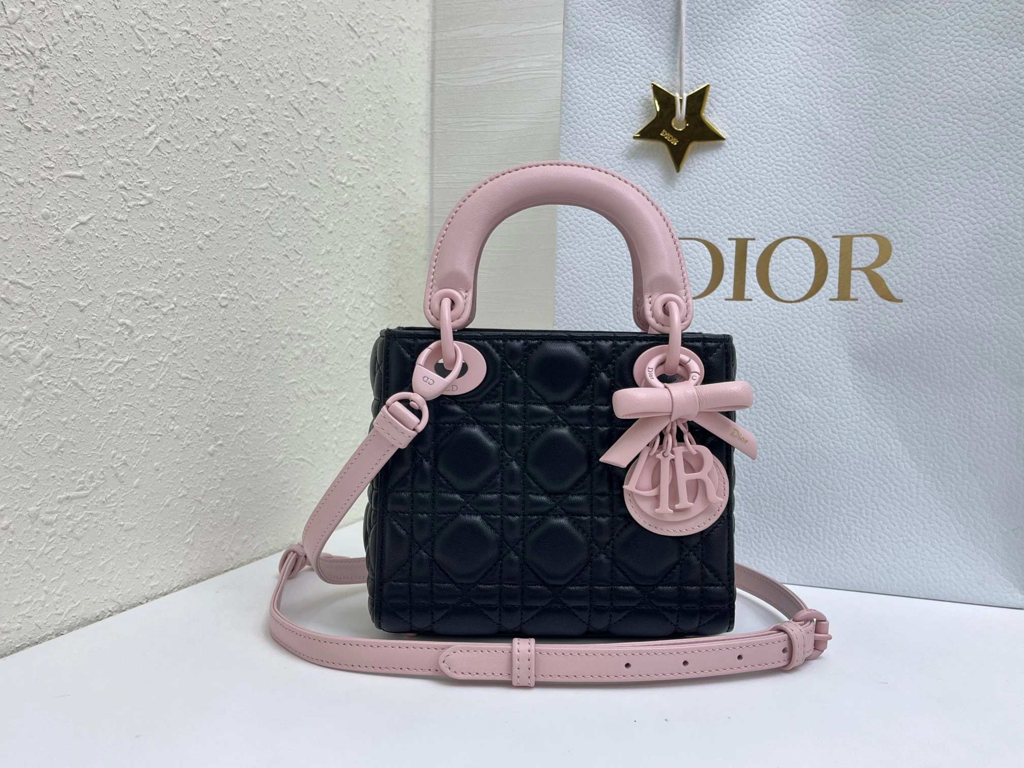 (アップグレード版 内側:羊の腱) バタフライ🦋フェスティバル❤️❤️Lady Dior 3つのコンパートメントを備えたブラックシープスキン製、シルバーの金具をあしらったクラシックなダイアナ・バッグは、Diorの優雅さと美しさに対する深い洞察を体現しています。丹精込めて製作され、ウィッカー柄のサテンステッチで目を引くキルティングディテールを施し、エレガントで