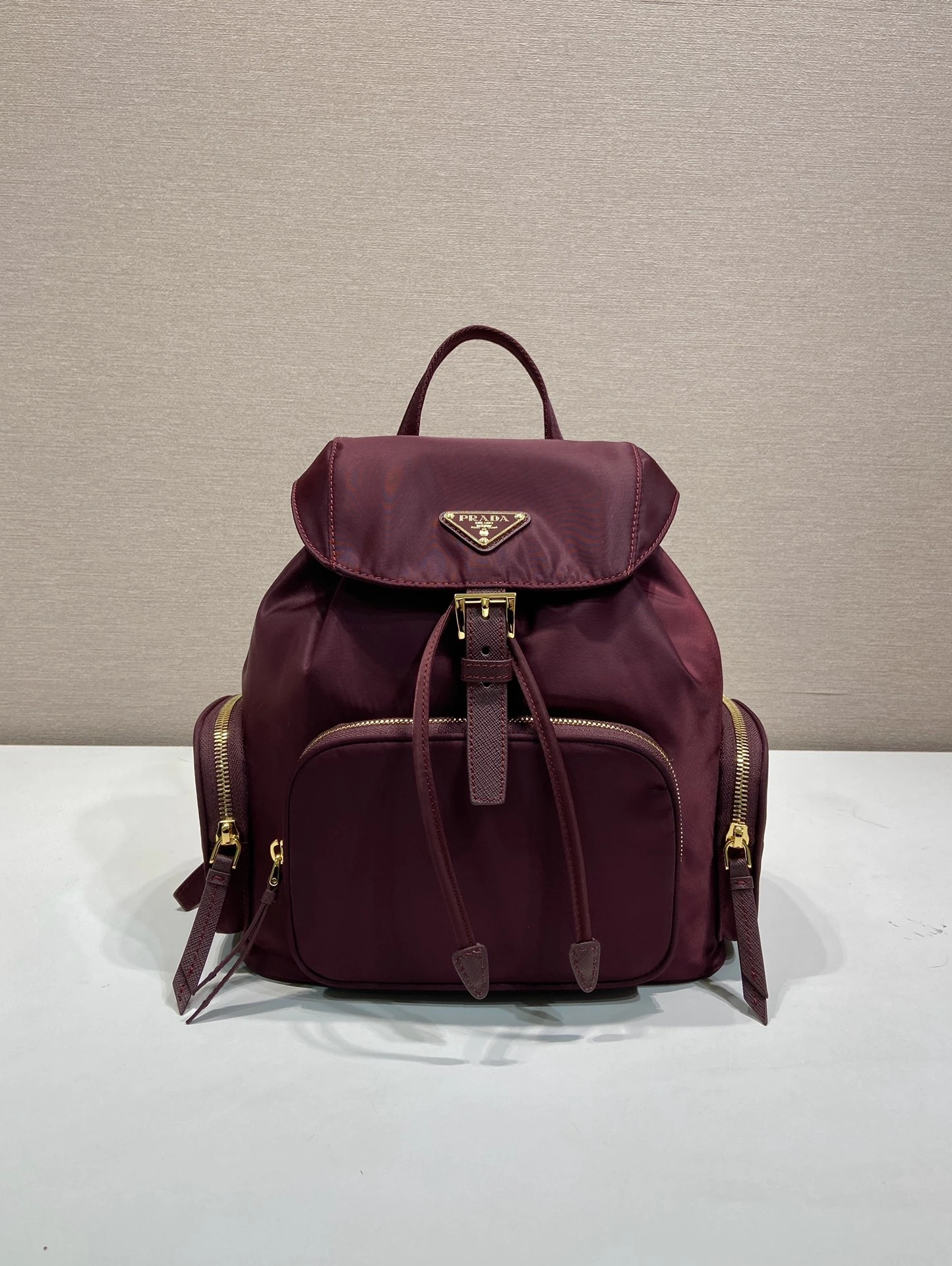 ロット番号19420 🎉新商品🎉1BZ081 リュックサック🎉🎉 このリュックサックは輸入ナイロン生地を使用しており、本体には3つのファスナー付きポケットがデザインされています。開口部はフラップとドローコードで開閉し、金具も高品質で、収納力が高く、ポケットも豊富でとても実用的です👍着け心地も抜群です。皆さん、ぜひお早めにお買い求めください。これもまた、いつの