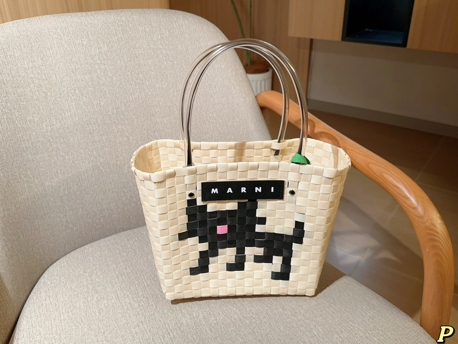 マルニ(Marni) 新作限定「動物園」シリーズ 買い物かご型ママバッグ 編み込みバッグ サイズ:22×22×14
