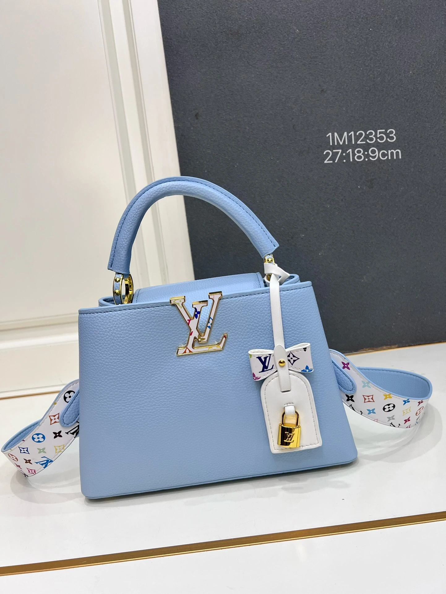 Capucines モデル番号：1M12353 トリコロール 素材：ライチスキン ハードウェアのアップグレード 特徴：LVのイニシャル、ユニークな縁取り、フラップに施された繊細なモノグラムの花柄。 サイズ：27×18×9cm