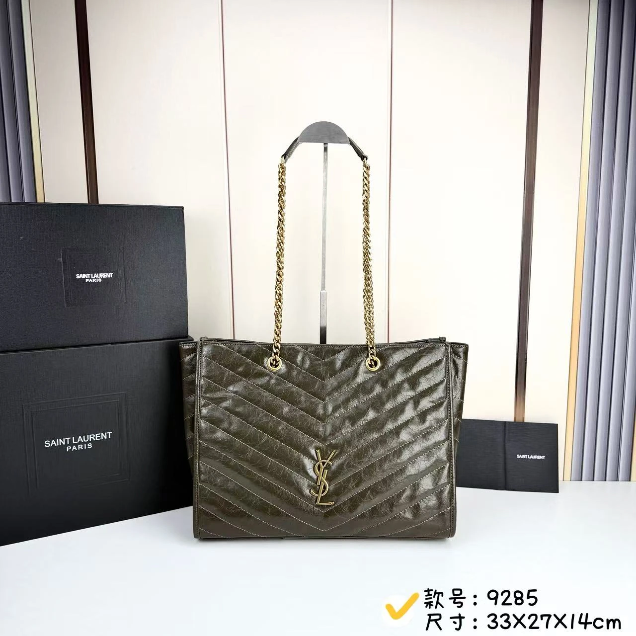 NIKI レトロ風レザーショッピングバッグ レトロな牛革製の横型ショッピングバッグで、LE、CASSANDRE、そしてV字型のステッチがアクセントになっています。軽量で広々としたこのバッグにはチェーンストラップが付いており、肩にかけて持ち運ぶことができます。 光沢のあるキルティング加工が施されたボディはすっきりとしたシルエットを演出。チェーンのメタルディテー