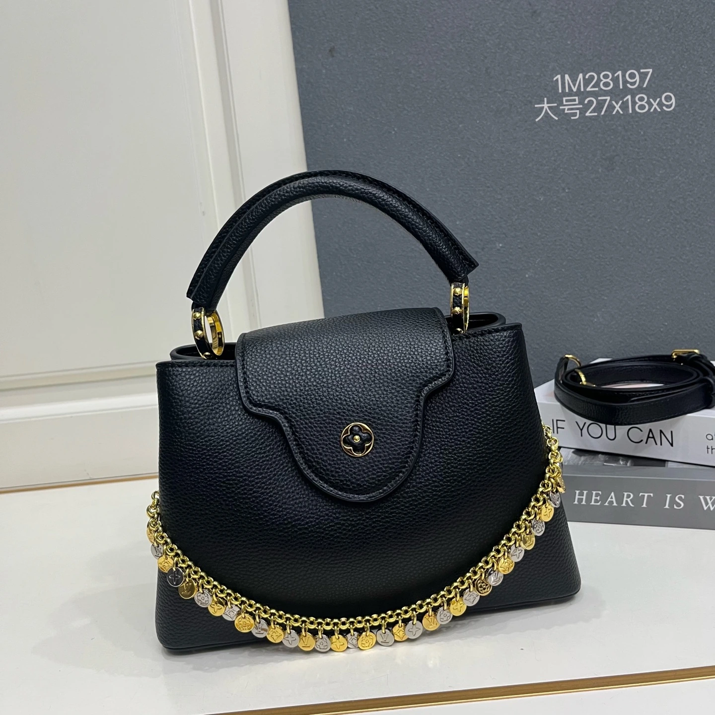 ラージサイズの1M28197 カプシーヌBBバッグは、柔らかな色合いでLVコンフェッティ・バージョンを表現し、今シーズンのコーディネートに爽やかな雰囲気を添えます。タウリヨン牛革の外装とコントラストカラーの牛革ライニング、艶やかで煌めくメタルが織りなす装飾チェーンが、LVの文字と見事に調和し、内側のポケットには貴重品をしっかりと収納できます。 27 x 18