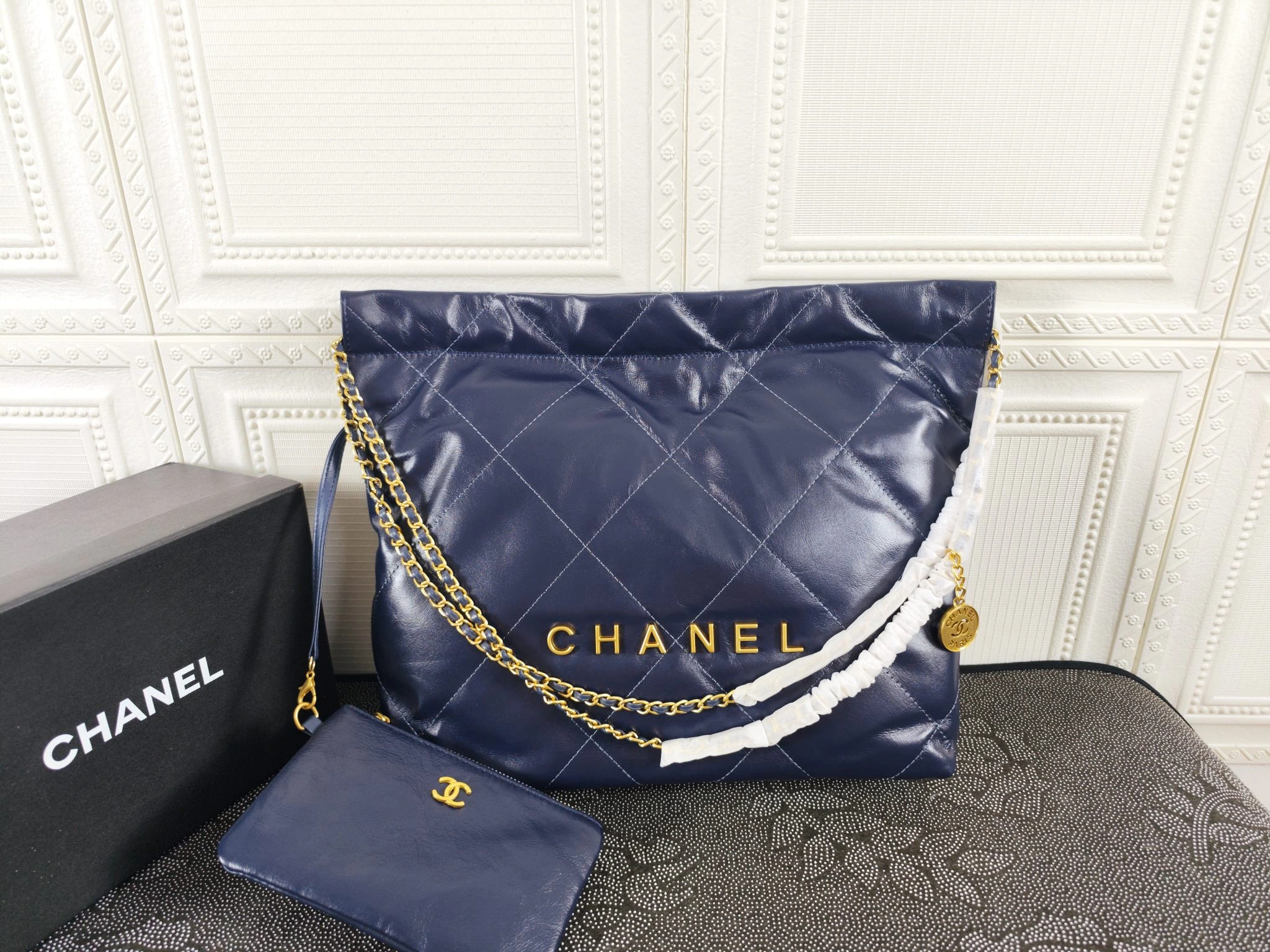 /220..CHANEL🔥!🔥!🔥!公式サイトの正規品がついに登場:モデル207-1 Mサイズ:39X42X8Cm 207-1:Sサイズ:35X37X7Cm:2022年春の新作在庫あり:牛革シリーズ。仔牛革の艶やかで美しい光沢、滑らかで繊細な肌触りが心地よい。カジュアルなドローストリング付きボディバッグで、大容量かつスタイリッシュでどんなスタイルにも合わせや