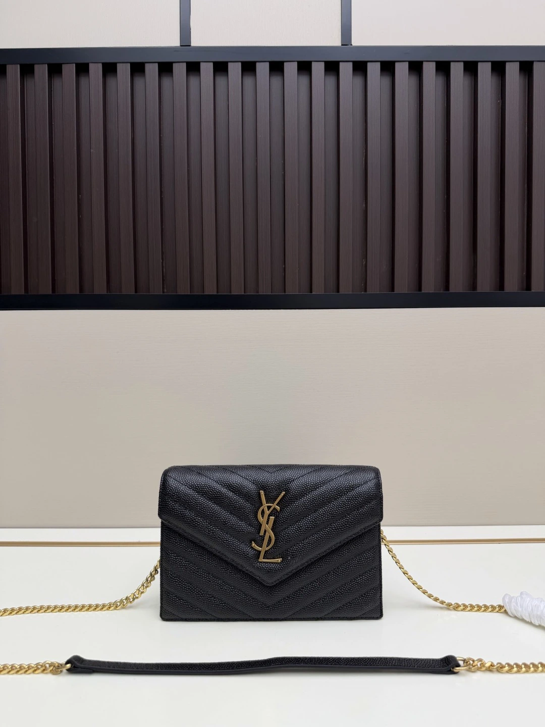YSL イヴ・サンローランから大ヒットアイテムが登場👉 言うまでもなく(Saint Laurent)💗 チェーンバッグはファッション界で今、とてつもなく人気です。この老舗のフランス高級ブランドは並外れた魅力を持ち、LOOK 見どころが尽きません💫! 素材は輸入カーフスキン🐂、イタリア特注のロゴ刻印入り金具🔱、細部に至るまでZPの基準を忠実に再現!セレブ御用達