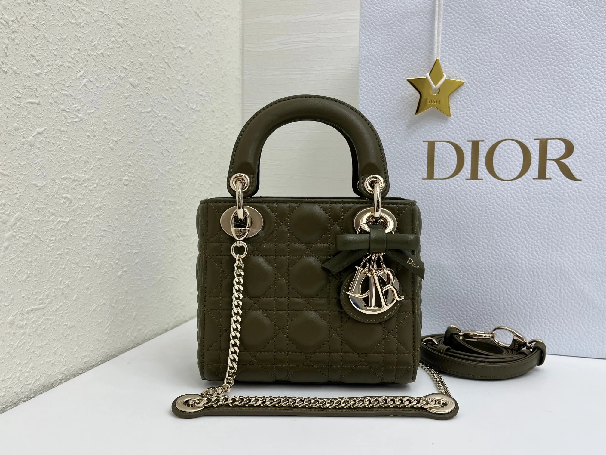 (アップグレード版 内側:羊の腱) ❤️❤️リボン🦋Lady Dior 3つのコンパートメントを備えた、クラシックなダイアナ・バッグは、Diorが持つ優雅さと美しさに対する深い洞察を体現しています。丹精込めて製作され、ウィッカー柄のサテン糸で目を引くキルティングのディテールを施した、上品でクラシックなデザインは時代を超えて愛され続けています。淡いゴールドのメ