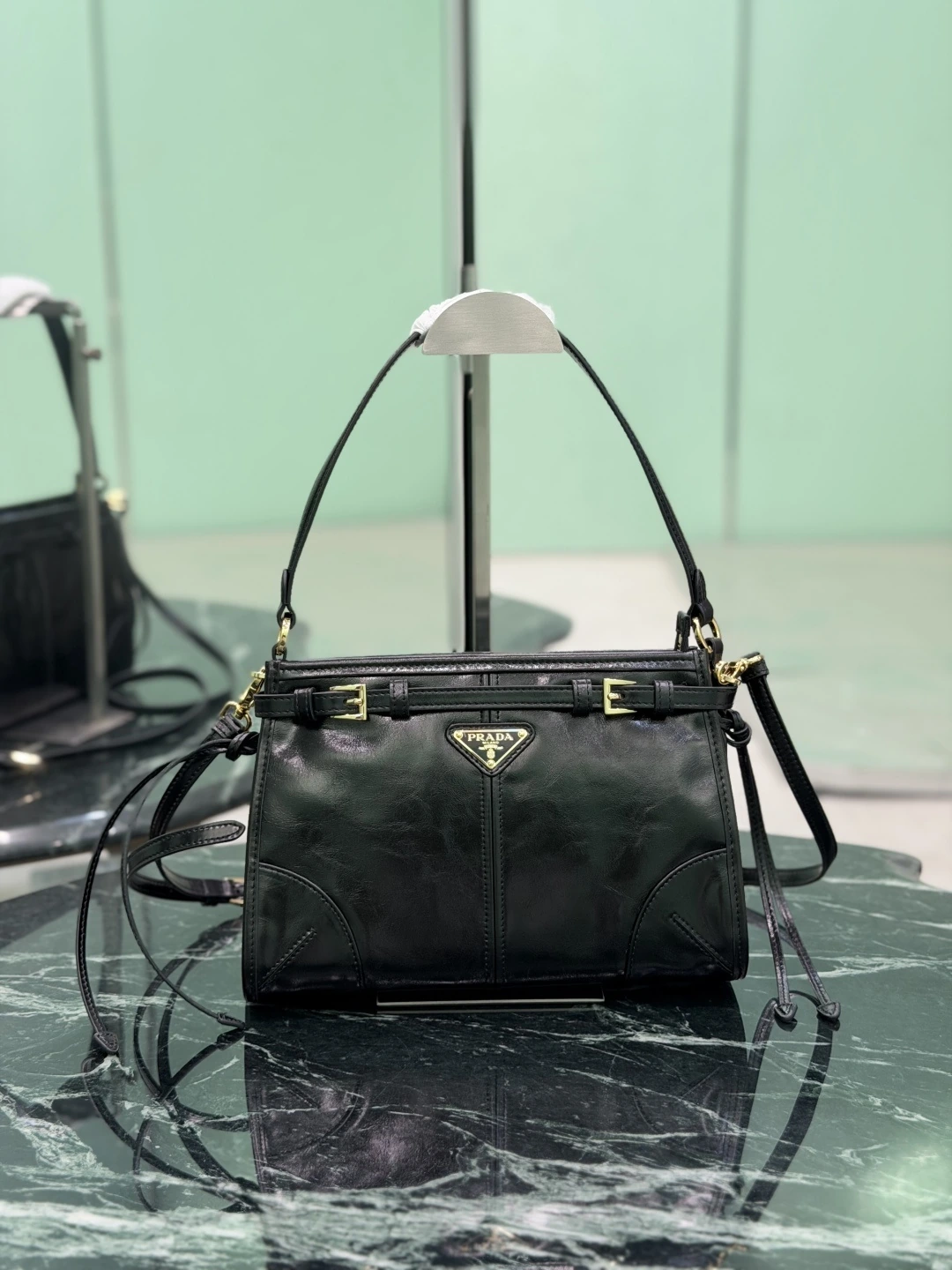 🌟Bonnie オイルワックスレザー(Sサイズ) 大人気のBonnieハンドバッグシリーズに新登場。レトロなオイルワックスレザーにゴールドの金具、象徴的な三角ロゴをあしらい、長いショルダーストラップ付き。手持ち、片肩掛け、クロスボディと様々な持ち方が可能で、おしゃれ度が一気にアップ。カジュアルでシンプル、かつ洗練された実用的なデザイン。実際に持ってみると、ク