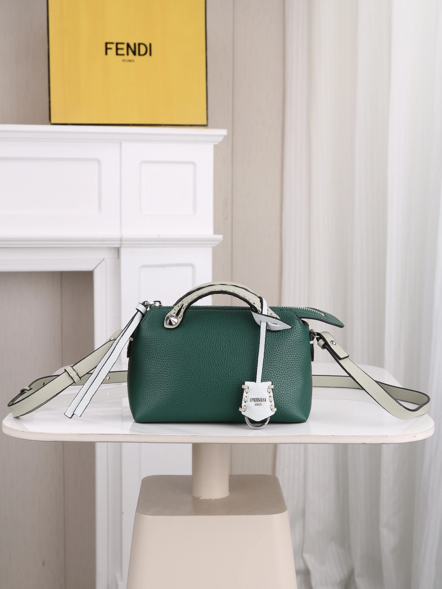 モデル1120 FENDI^ 新作ボストンバッグ~ クラシックなモノグラム柄の生地とカーフレザーを組み合わせ、ダブルハンドルとチャーム付き。長さ調節・取り外し可能なショルダーストラップ付き、上部はファスナー開閉式で、内側にはポケットも付いています。収納力も抜群です~ 型番:1011 サイズ:20/8.5/14cm80f