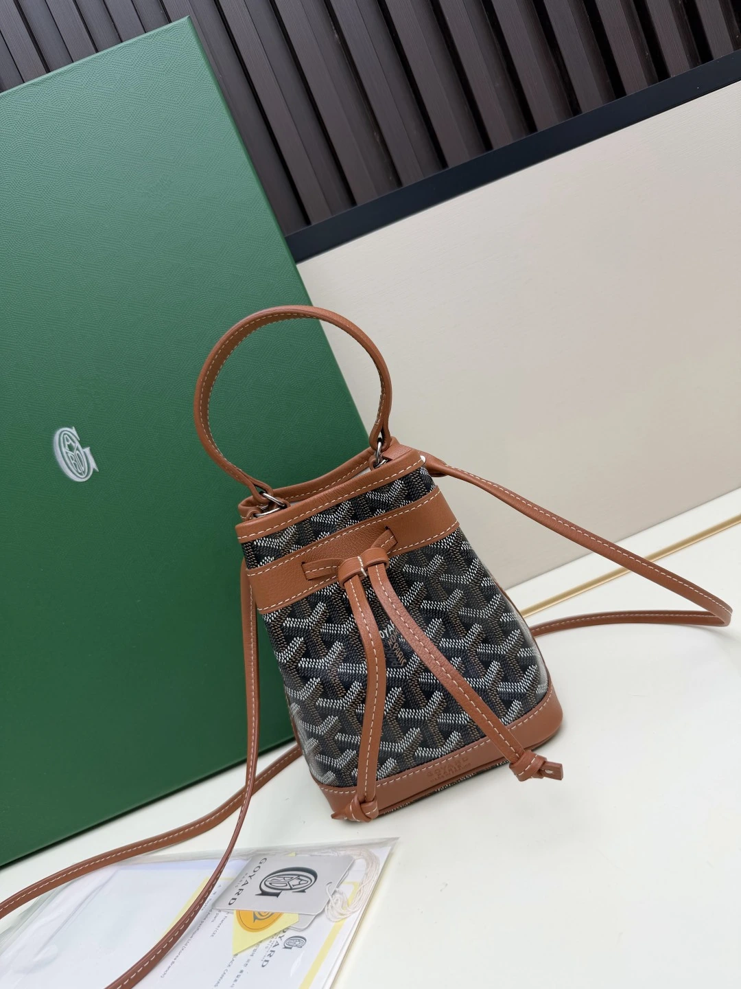 レビュー PETIT FLOT ミニバケットバッグ このバケットバッグは PETIT FLOT と名付けられており、GOYAR* 家が代々受け継いできた木材運送業に由来しています。その起源は、GOYAR*が1960年代に発売したジャカードバッグにあります❤ 🔍8303 mini サイズ、重量:12X1×17.5( CM )、O .15( KG )・ ハンドル