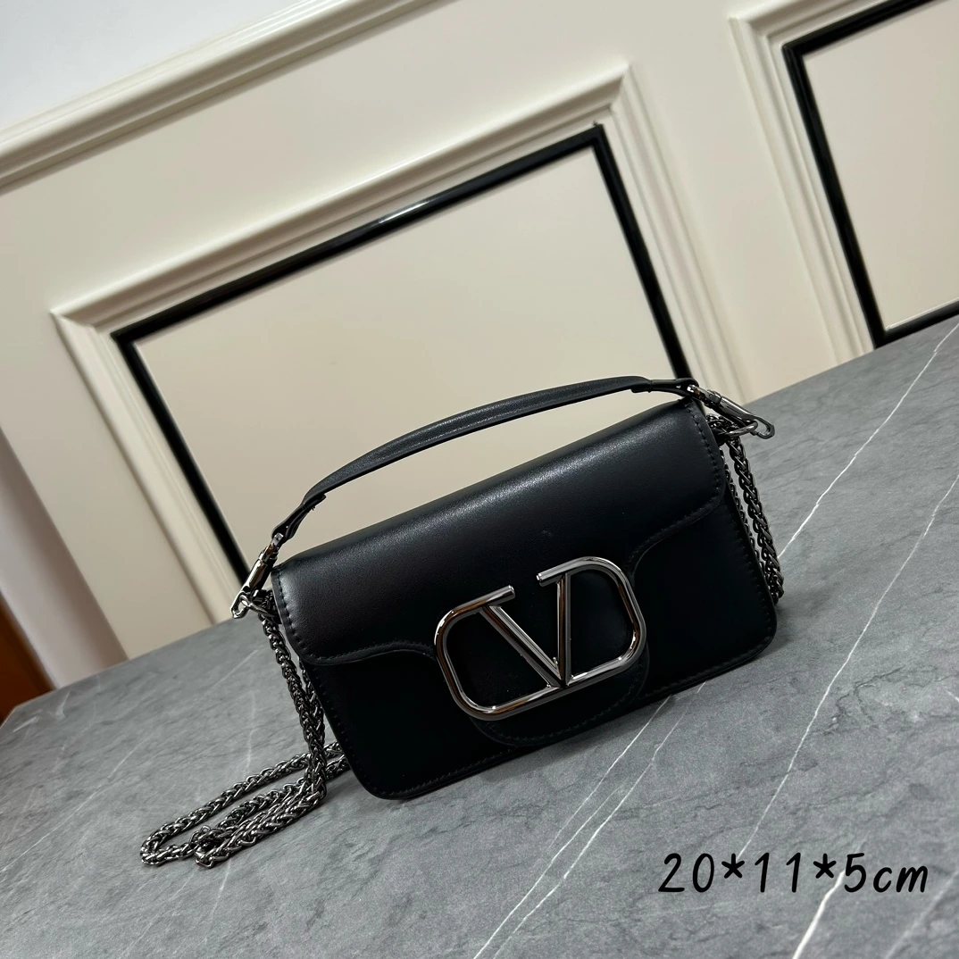 小サイズ ロット番号19210【520厳選】VALENTINO 華家 レディースMINILOCO カーフスキン新作。メタルチェーンと上質なレザーが織りなすユニークなダブルハンドル。ハンドルを外せばクラッチバッグとしても使用可能。多彩なスタイリングが楽しめる、実用性とファッション性を兼ね備えたアイテム。 Garavani Stud Sign ソフトレザーショル