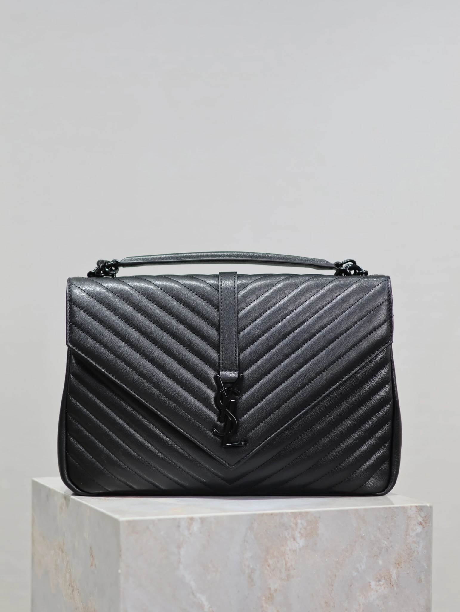 ブラック・ゴールドバックル_32cm #Monogram college# Yブランドの老舗クラシックモデル、レザーバージョンがついに登場!発売以来、今なお大人気で、その人気は衰えることを知りません!ファッション通なら誰もが1つは持っているストリートスナップの必須アイテムであり、多くのセレブやハリウッドの女神たちが選ぶ定番モデルです!どんなコーディネートでも