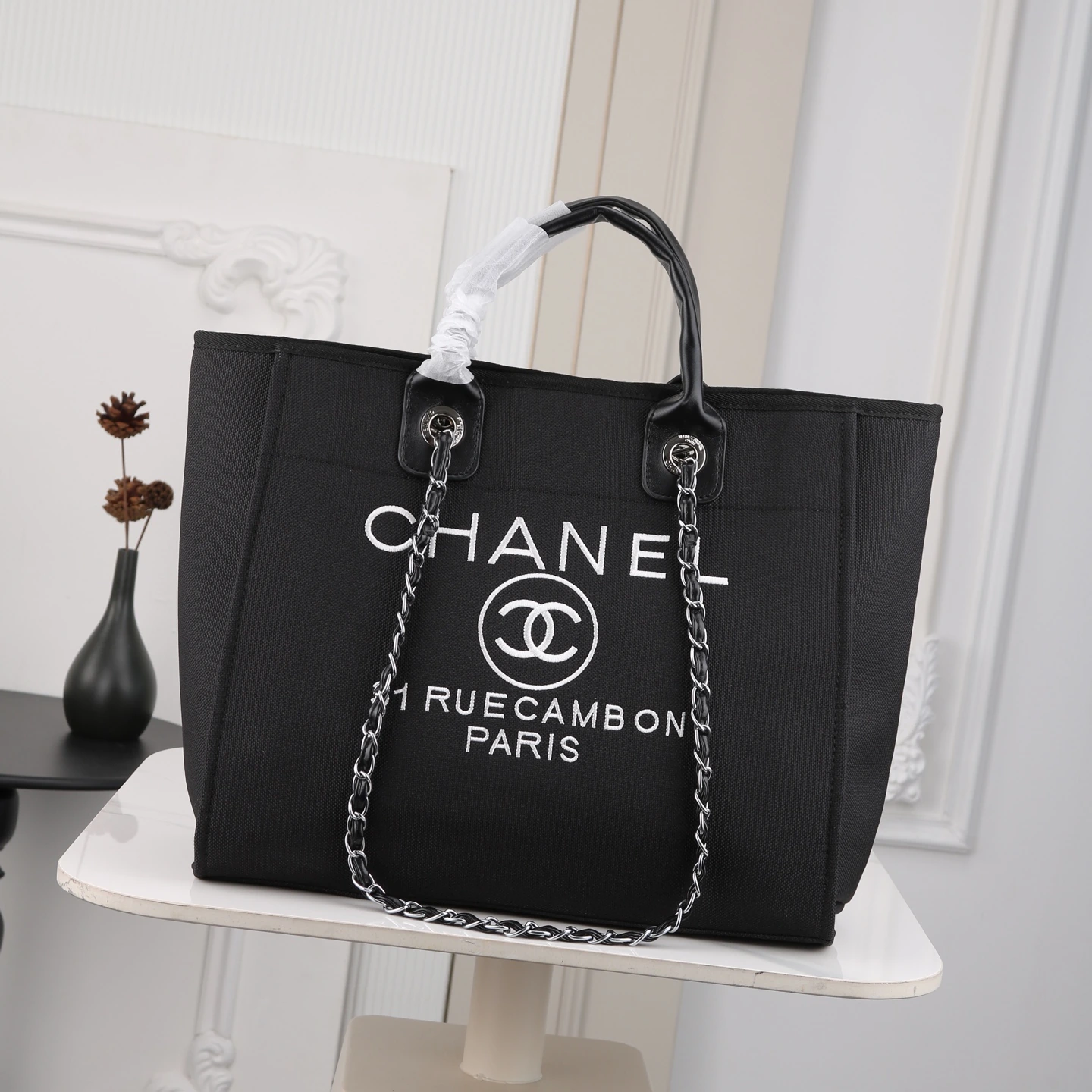 新作 19200💰 ビーチバッグ||👜 私は大容量のバッグが大好きで、特にこのシャネルのビーチバッグは最高!ビーチで必要なものをすべて収納できて、海辺で楽しい一日を過ごせます。🏖️ ☀️ このバッグはシンプルでスタイリッシュなデザインで、シャネルの定番要素が取り入れられており、海辺で私をファッションの女神にしてくれます。🌊 👒 さらに、このバッグの素材は丈夫