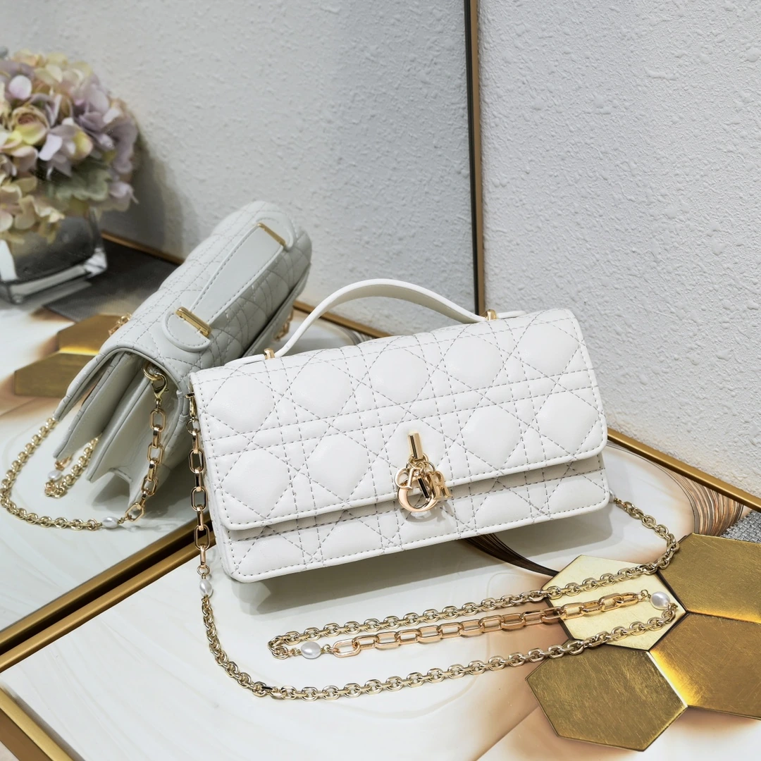 Sサイズ モデル番号:CD-2023 シープスキン レディ Dior パールクラッチバッグ ❤️❤️ 専用ボックス付き このクラッチバッグは今シーズンの新作で、上部にハンドルが付いており、エレガントで実用的。Lady Dior シリーズのラインナップをさらに充実させます。ラッカーレザーを丁寧に仕立て、ウィローパターンをあしらい、フラップデザインにD.I.O