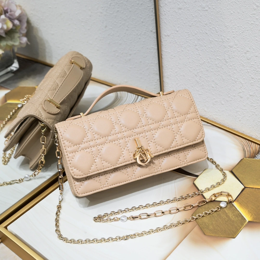 Sサイズ モデル番号:CD-2023 シープスキン レディ Dior パールクラッチバッグ ❤️❤️ 専用ボックス付き このクラッチバッグは今シーズンの新作で、上部にハンドルが付いており、エレガントで実用的。Lady Dior シリーズのラインナップをさらに充実させます。ラッカーレザーを丁寧に仕立て、ウィローパターンをあしらい、フラップデザインにD.I.O