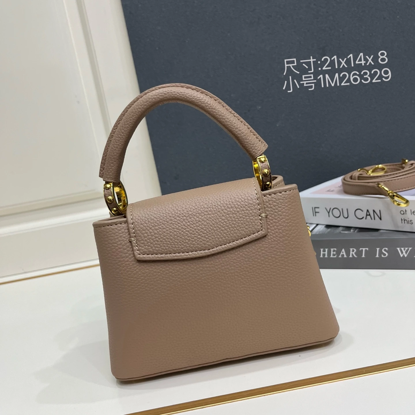 スモールサイズ。この LV 「ミラージュ」エディションの「カプシーヌ ナノ」ハンドバッグは、「エクセプショナルズ」コレクションに属し、サテン仕上げのタウリヨン牛革を使用しており、ディナーパーティーに最適な一品です。モノグラムの花柄がクリスタルのような輝きを放ち、メタル製の LV の文字がさらに華やかさを添えています。内側にはポケットと鏡が備わり、多彩な持ち方