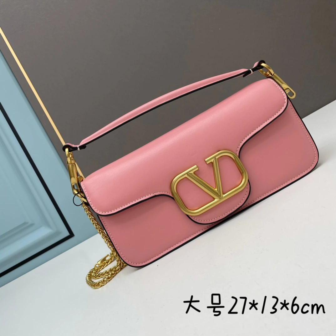 🌺新商品ロット19220🌺 ヴァレンティノ 2022年早春コレクション# クラシックなバッグがアップデートされ、ストリートの注目の的。 ボディとストラップには象徴的なスタッズがあしらわれ、新色も登場。無限のコーディネートが可能に! メタルチェーンと上質なレザーが織りなすユニークなダブルハンドルは、取り外してクラッチバッグとしても使用可能。多彩なスタイリングで