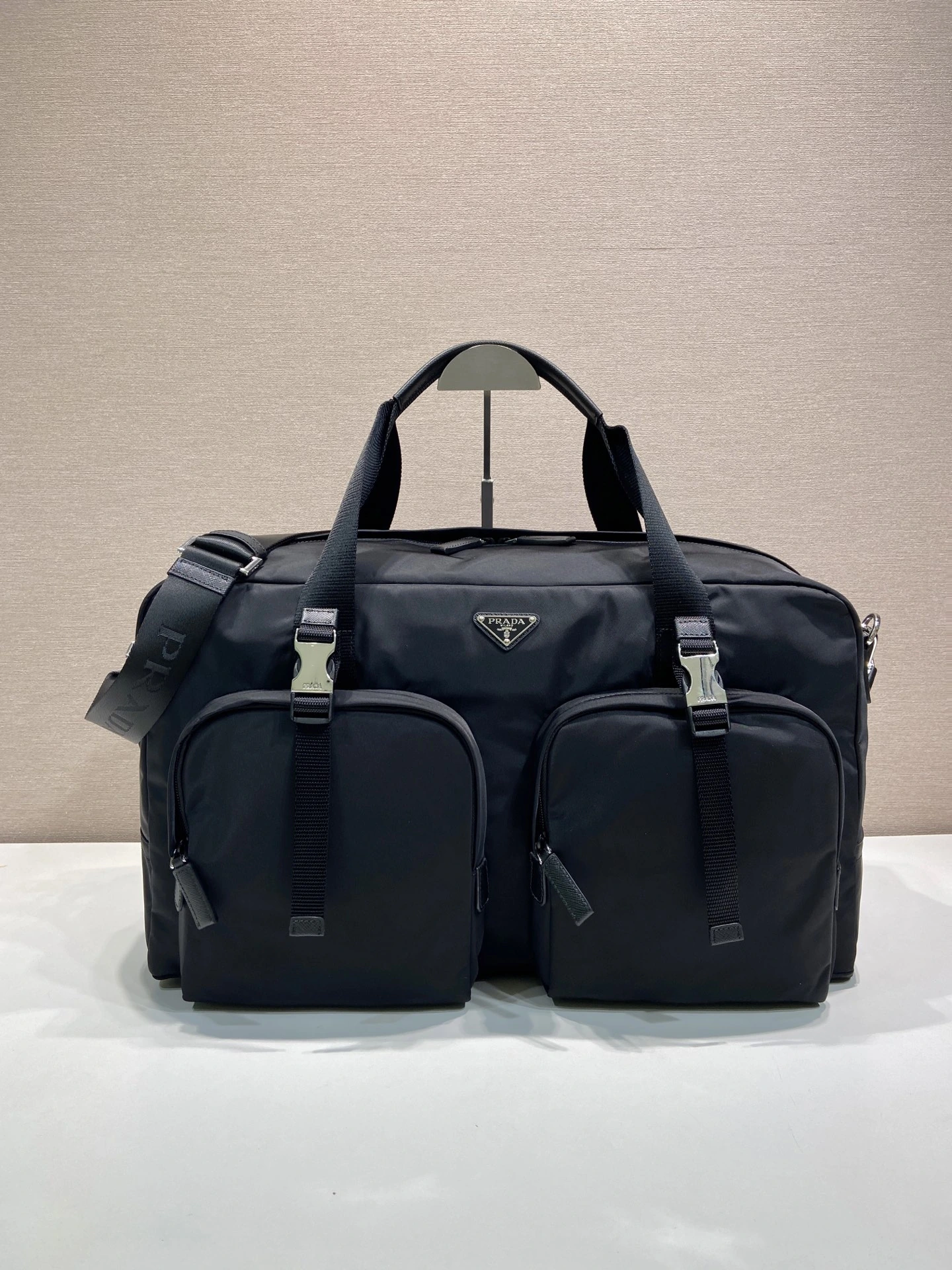 🎉新商品 トラベルバッグ🎉2VH008🎉🎉 このトラベルバッグは輸入ナイロン生地と金属金具を使用しており、前面には2つのファスナーポケットが設けられています。取り外し可能なロングショルダーストラップが付属し、内部にはノートパソコン用コンパートメントも備わっており、大容量です。普段使いにも出張にも大活躍。ぜひお早めにお買い求めください。カジュアルでスタイリッシ